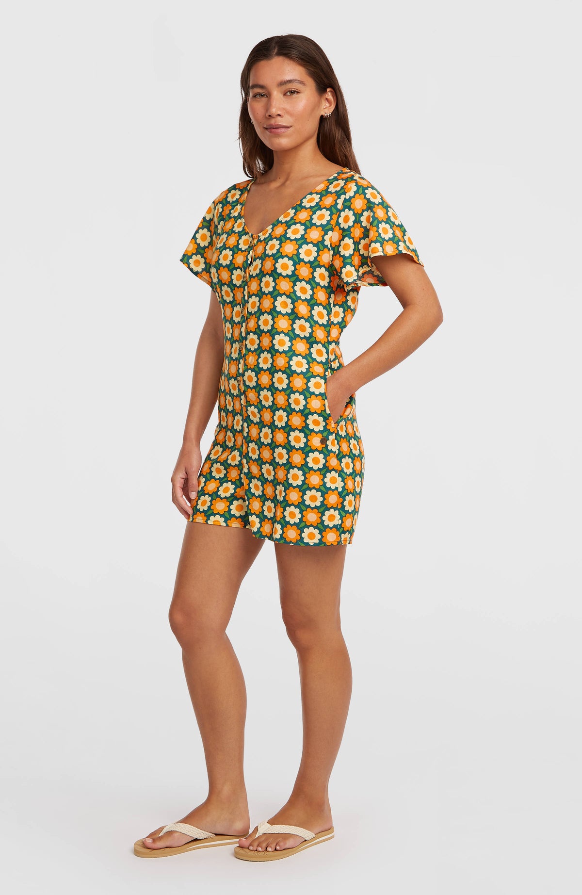 O'Riginals Playsuit für Damen, grün mit Blumenmuster in Orange und Gelb, Halbprofilansicht mit Eingrifftasche