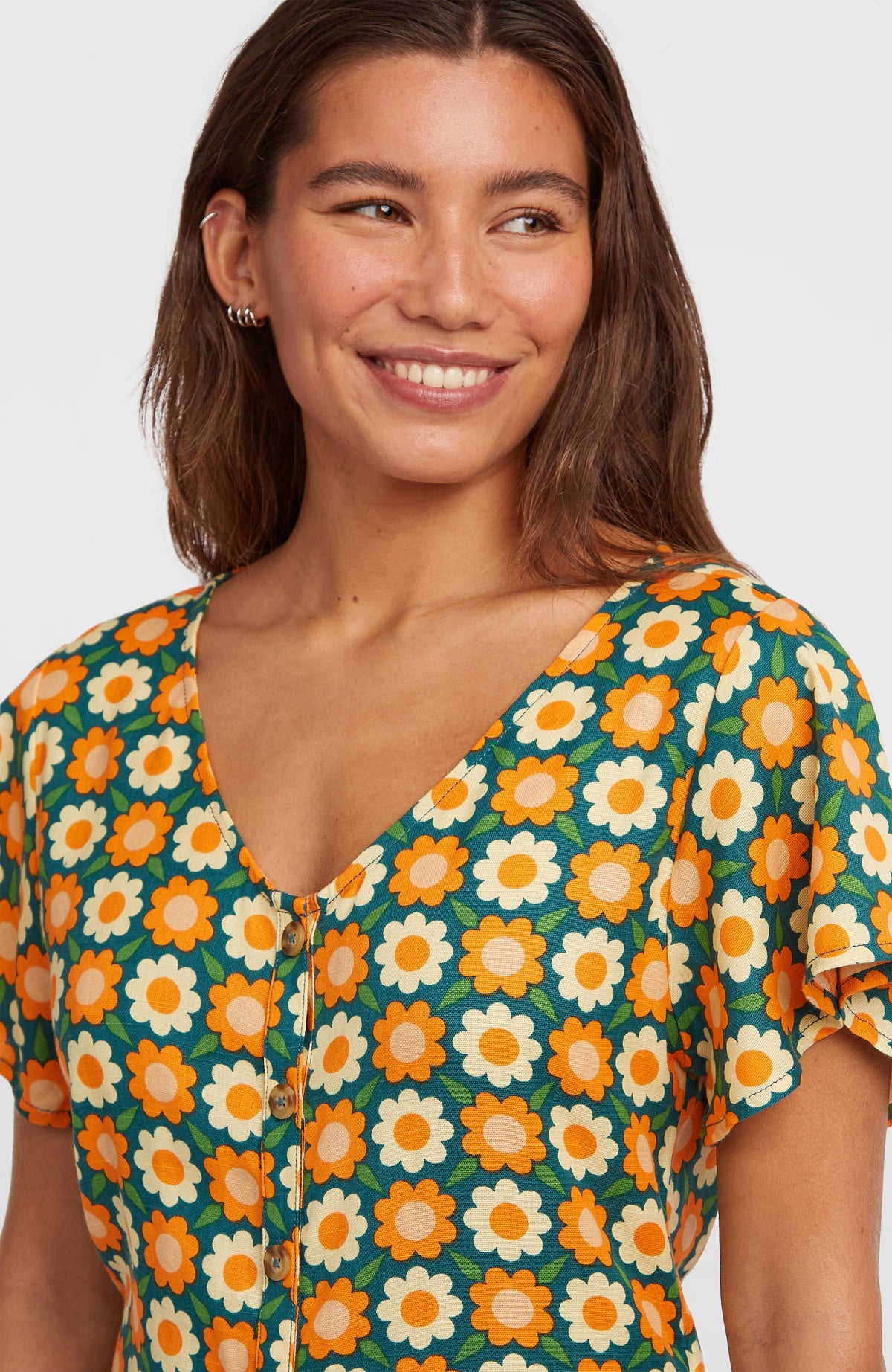 Nahaufnahme von V-Ausschnitt und vorderer Knopfleiste des grünen O'Riginals Playsuit für Damen mit Blumenmuster