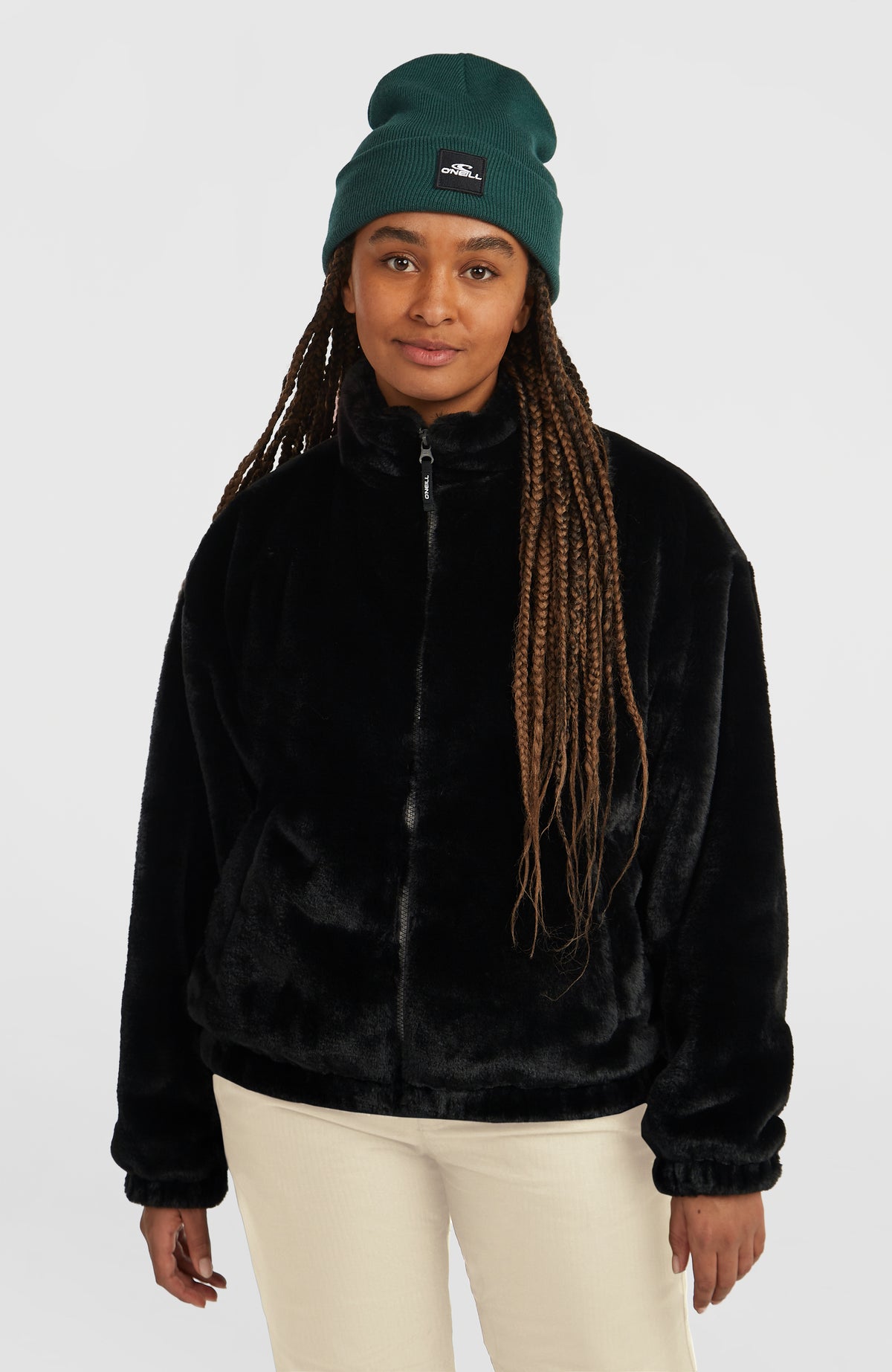 O'Neill FWC'Cruz Faux Fur Fleecejacke für Damen, schwarz, Vorderansicht am Model mit Stehkragen