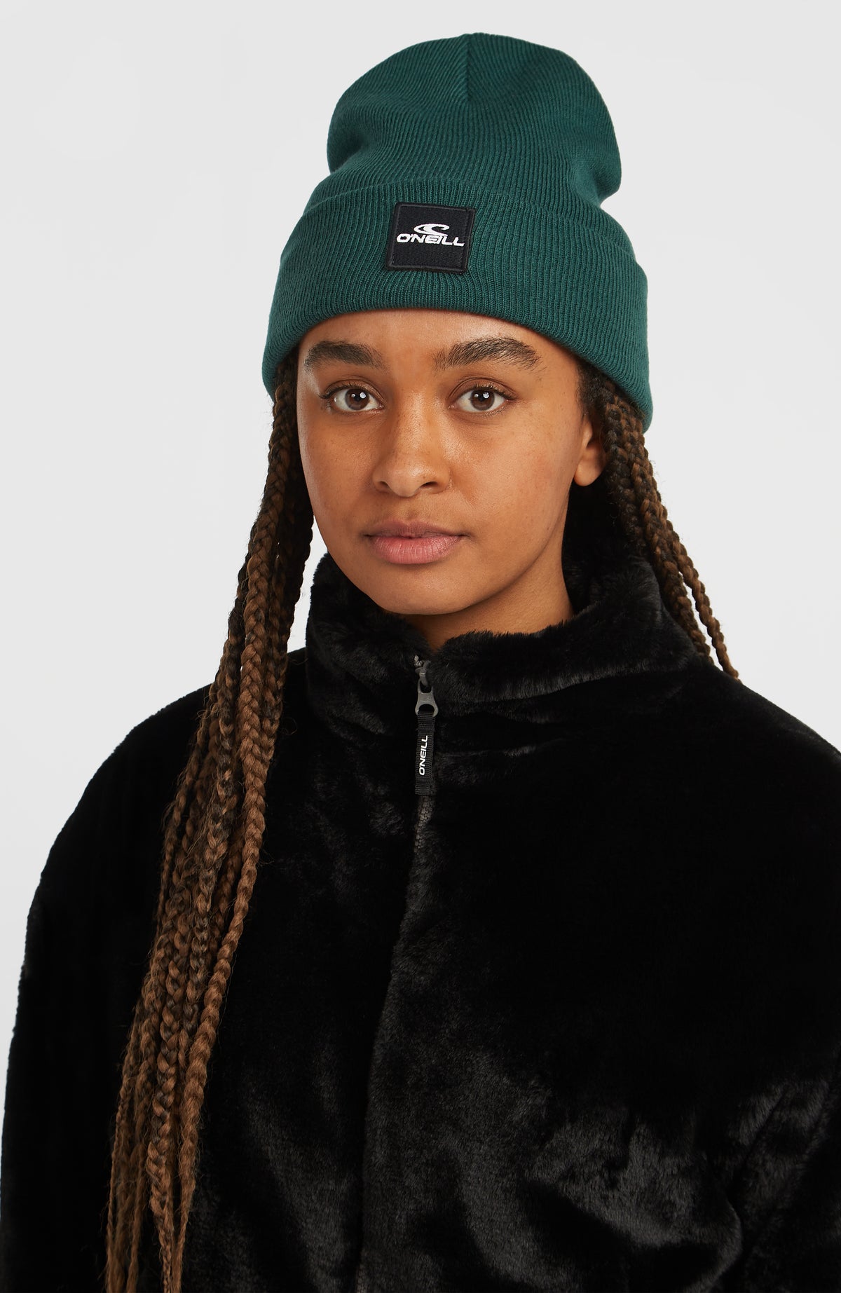 FWC'Cruz Faux Fur Fleecejacke für Damen, schwarz, Nahaufnahme von Kragen und Reißverschluss am Model