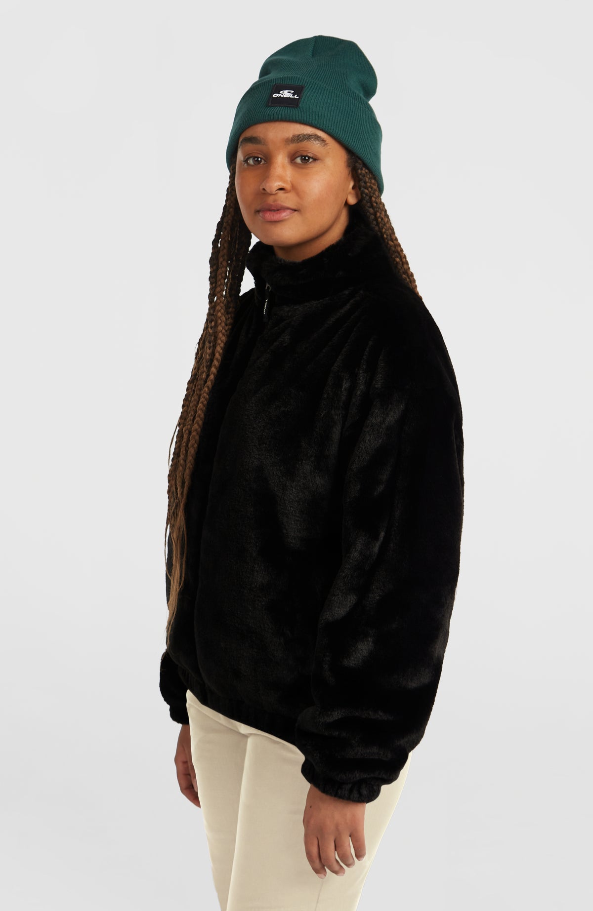 FWC'Cruz Faux Fur Fleecejacke für Damen, schwarz, Dreiviertel-Seitenansicht am Model