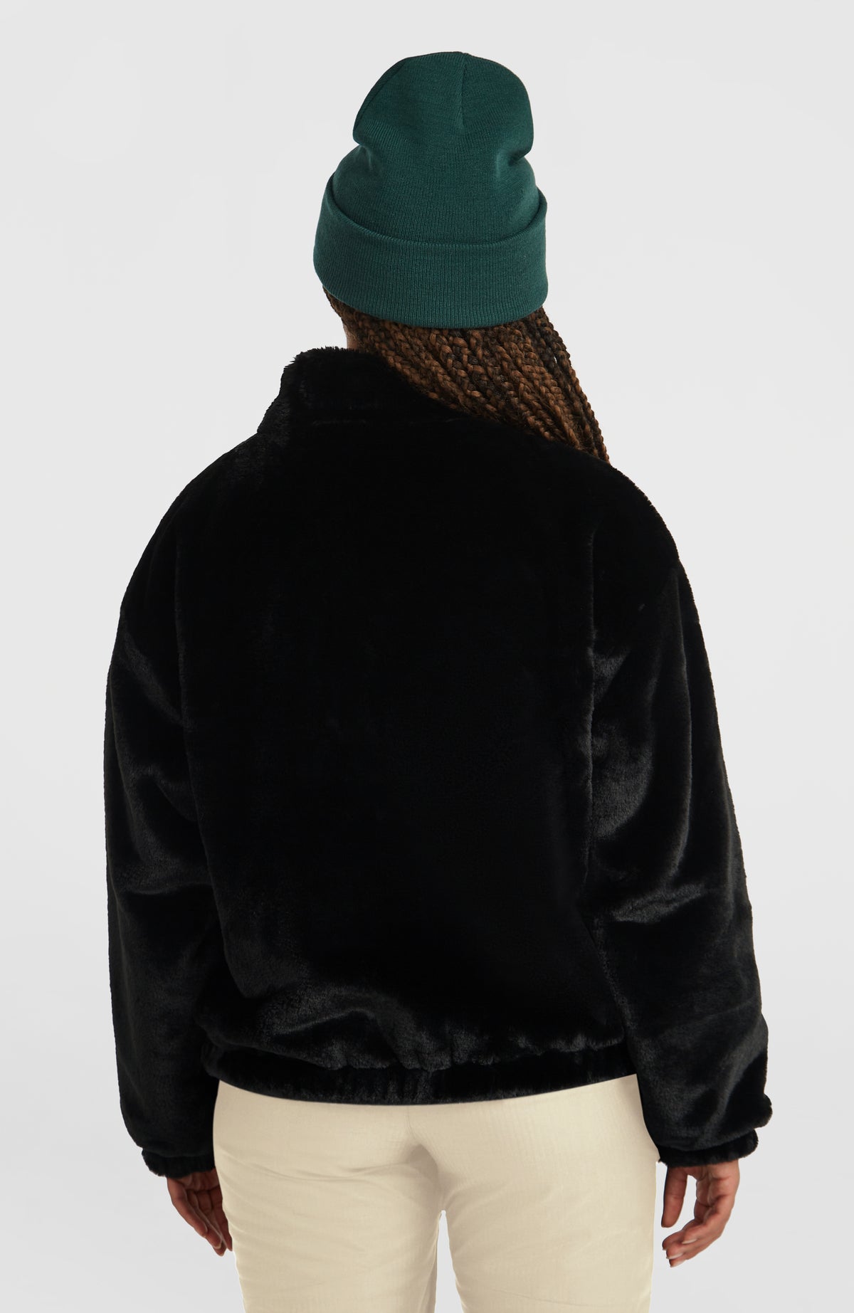 FWC'Cruz Faux Fur Fleecejacke für Damen, schwarz, Rückansicht am Model mit elastischem Saum