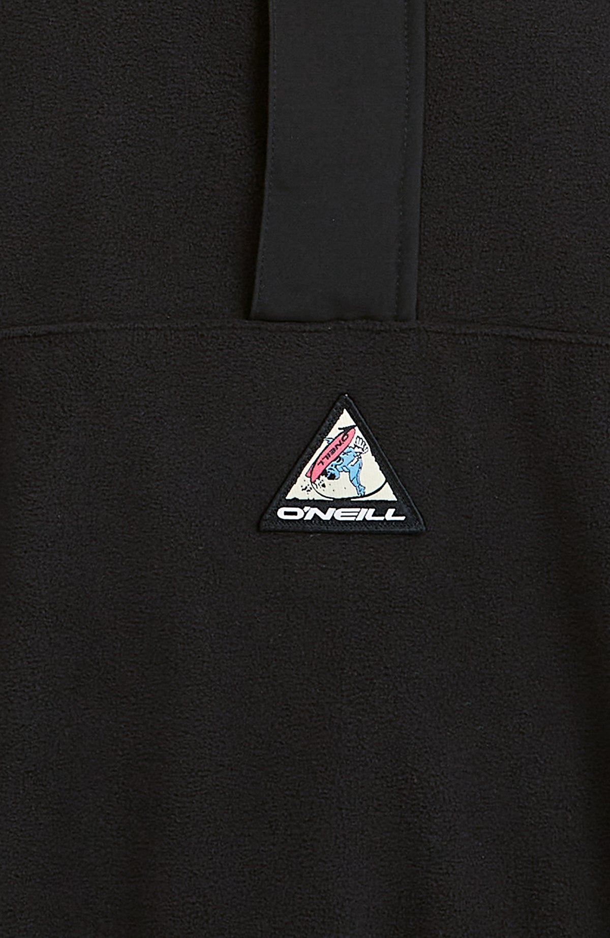 Nahaufnahme des dreieckigen Logo-Patches am schwarzen FWC'Play Polartec® Fleecepullover