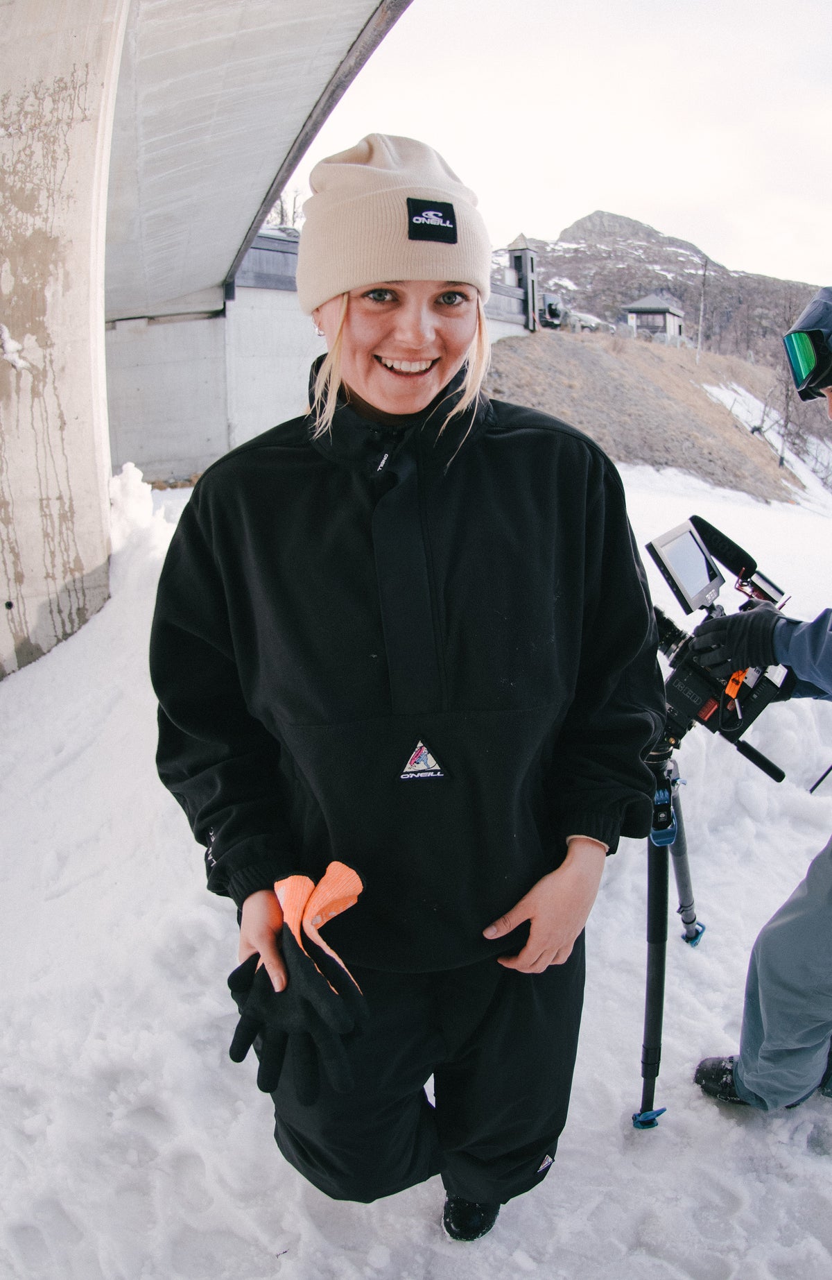 Schwarzer FWC'Play Polartec® Fleecepullover für Damen, getragen am Model im Schnee mit Logo-Badge