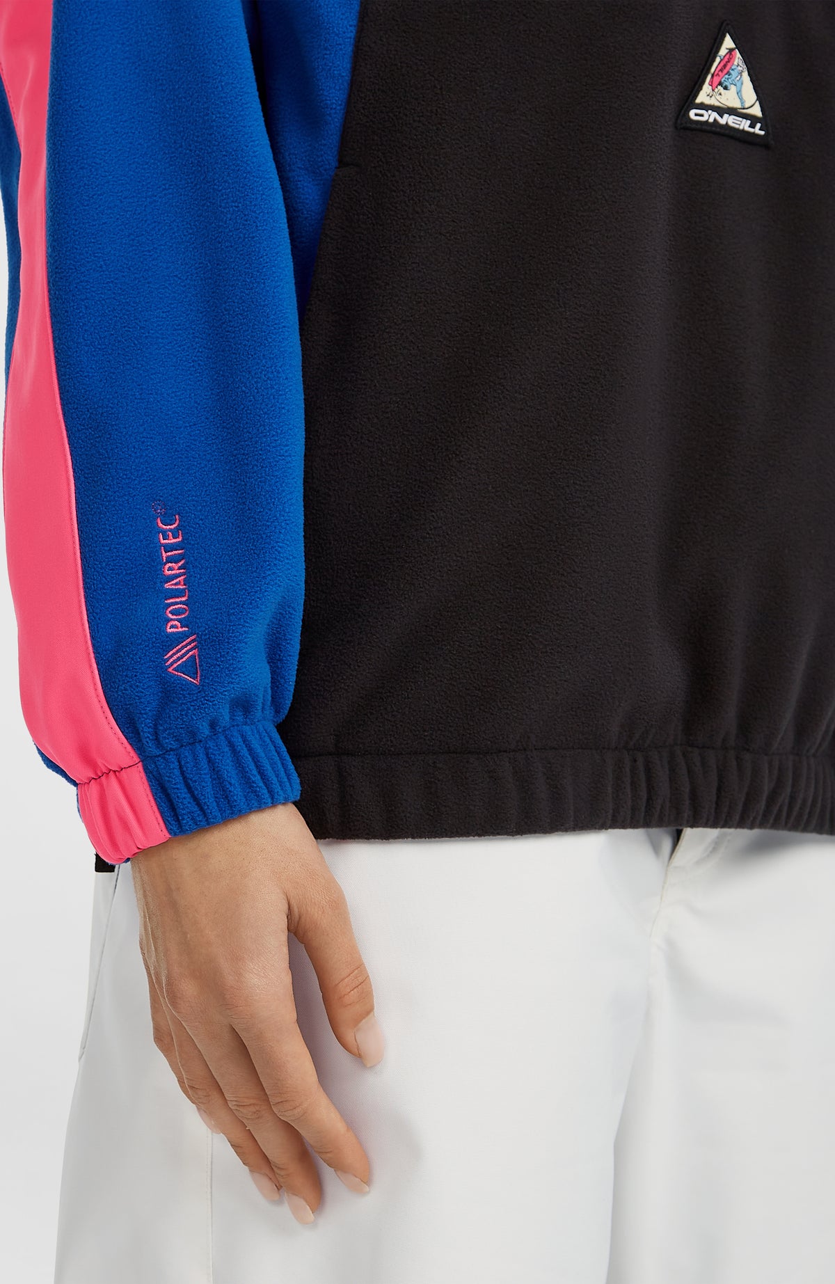 Nahaufnahme von Ärmelbündchen mit Logo-Stickerei und Saum des blauen FWC'Play Polartec® Fleecepullovers