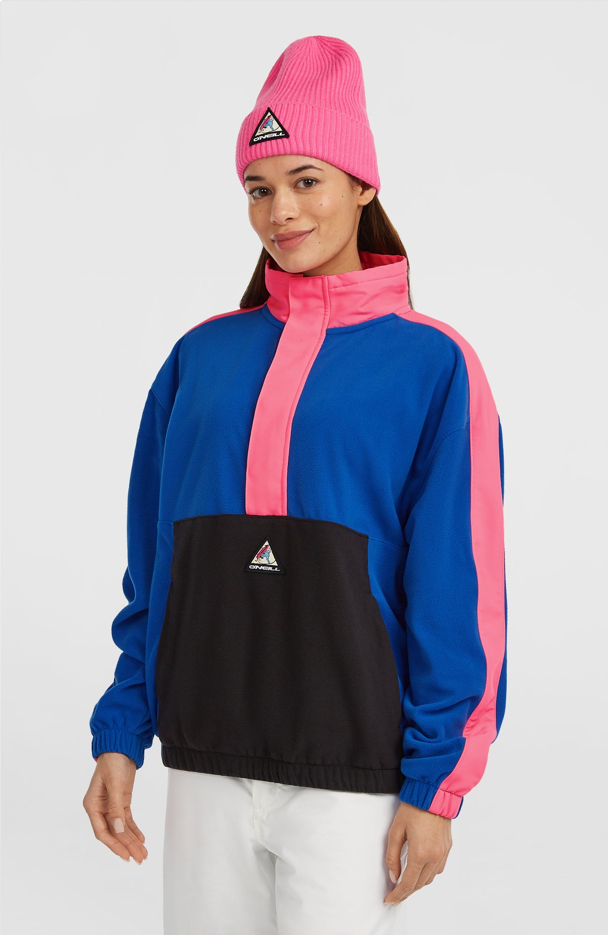 FWC'Play Polartec® Fleecepullover für Damen, blau, leicht schräge Vorderansicht am Model mit Mütze