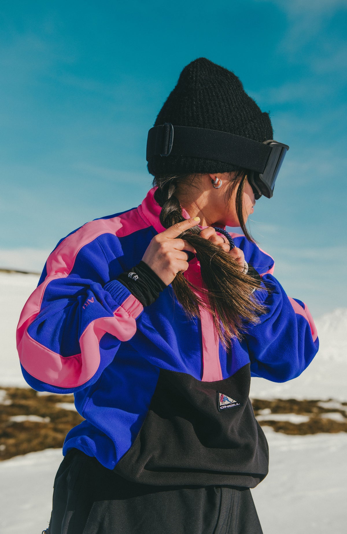 FWC'Play Polartec® Fleecepullover für Damen, blau, getragen im Schnee, Seitenansicht mit Skibrille
