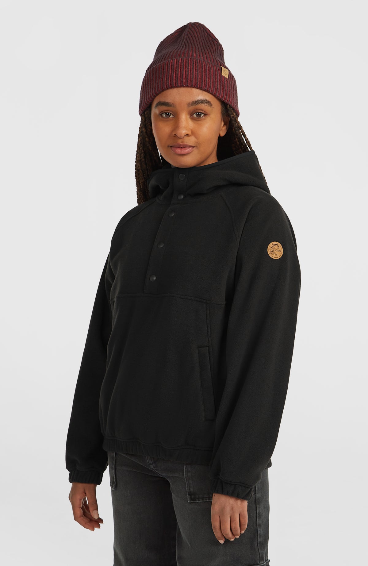O'Riginals Superfleece Hoodie für Damen, schwarz, Halbprofilansicht am Model mit elastischen Bündchen