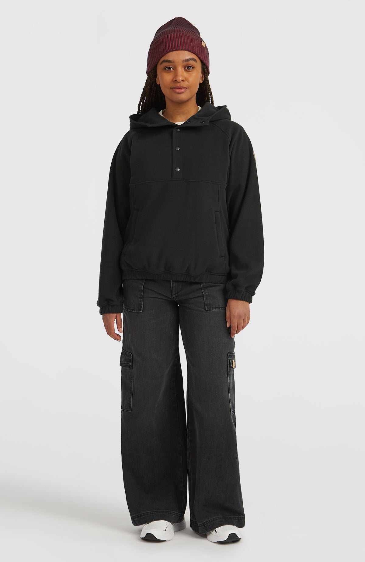 O'Riginals Superfleece Hoodie für Damen, schwarz, getragen am Model in Ganzkörperansicht von vorne