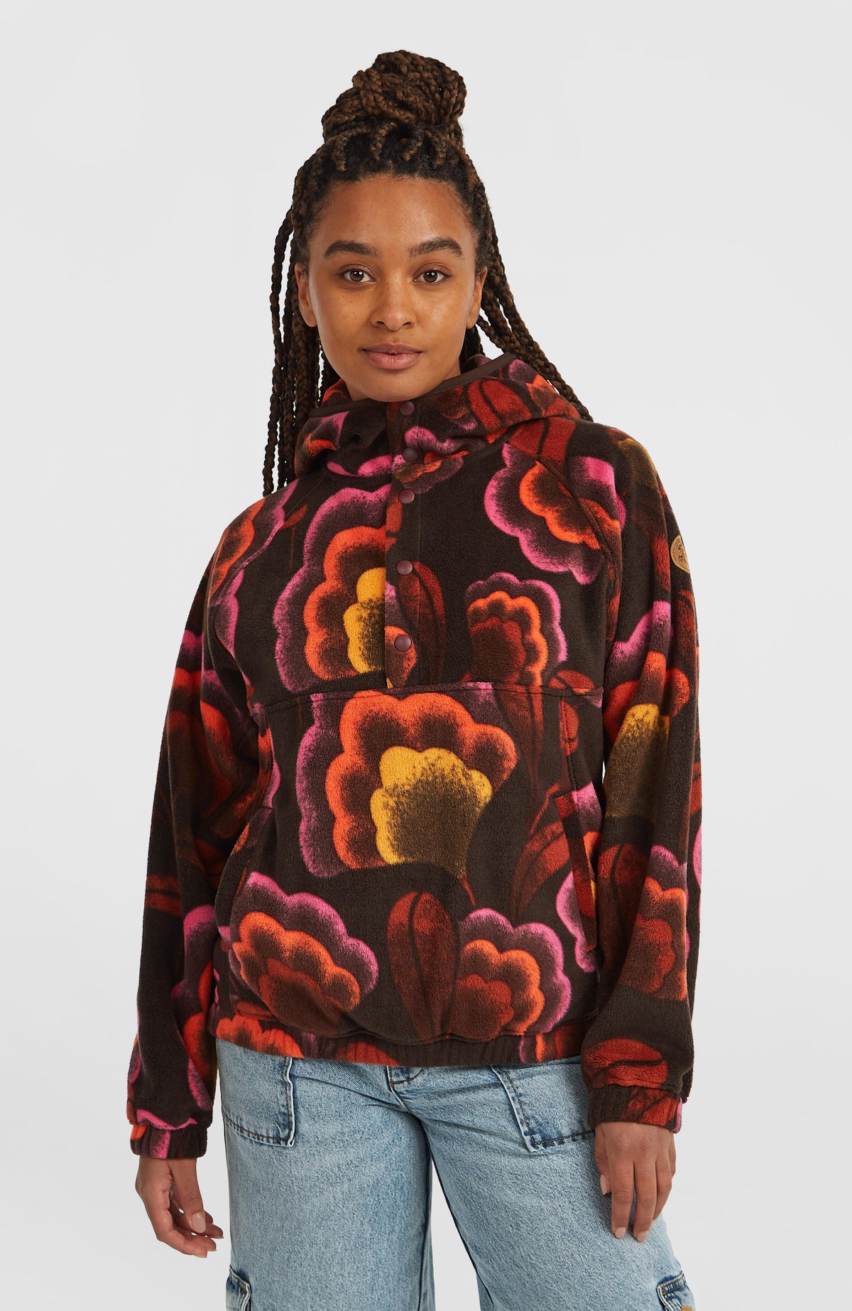 O'Neill O'Riginals Superfleece Hoodie für Damen, braun mit Blumenmuster in Pink und Orange, Vorderansicht am Model