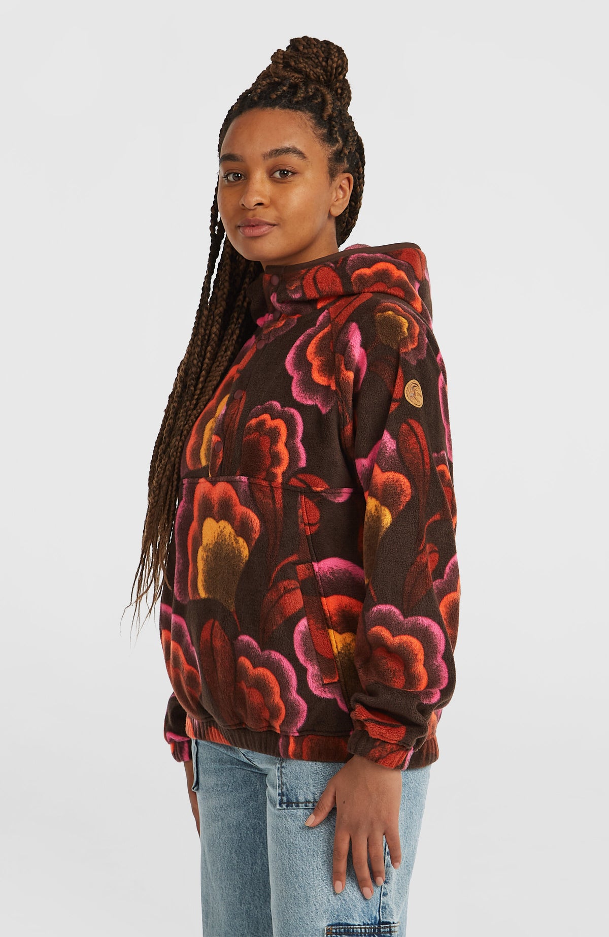 O'Riginals Superfleece Hoodie für Damen, braun mit Blumenmuster in Pink und Orange, Seitenansicht am Model
