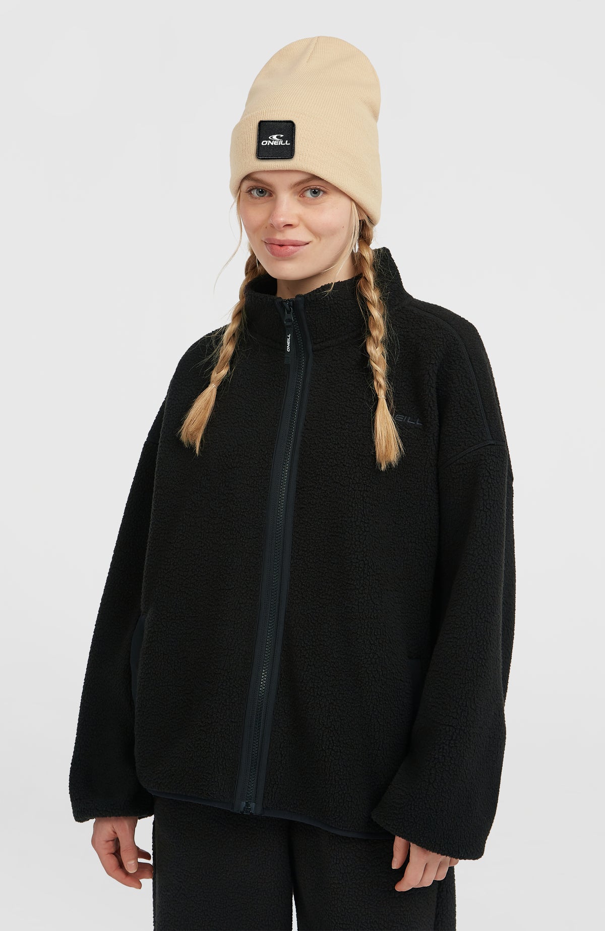 O'Neill Flauschige Must-Have Fleecejacke mit Reißverschluss für Damen, schwarz, Vorderansicht am Model