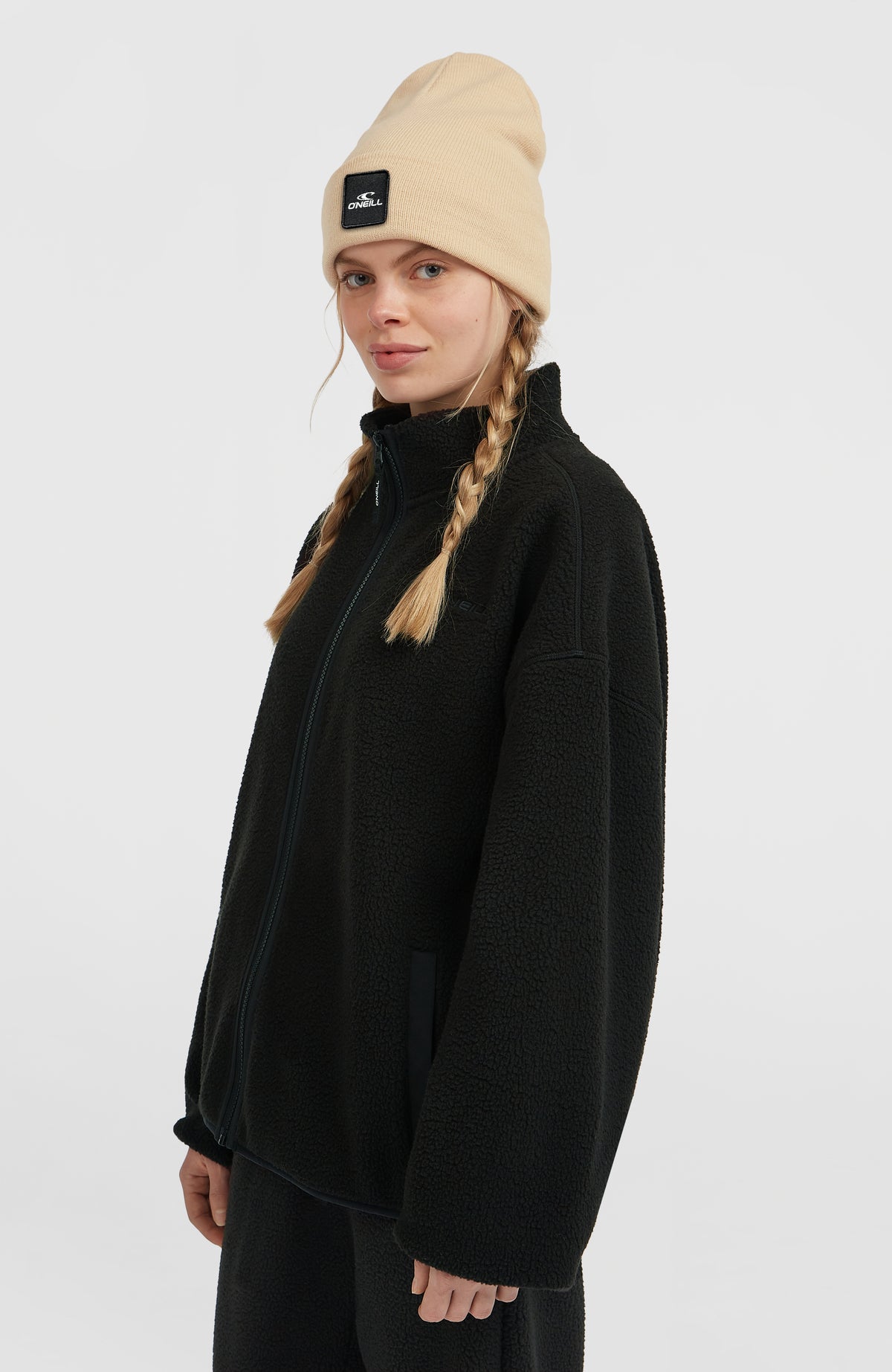 Flauschige Must-Have Fleecejacke für Damen, schwarz, seitliche Ansicht am Model mit sichtbarer Seitentasche