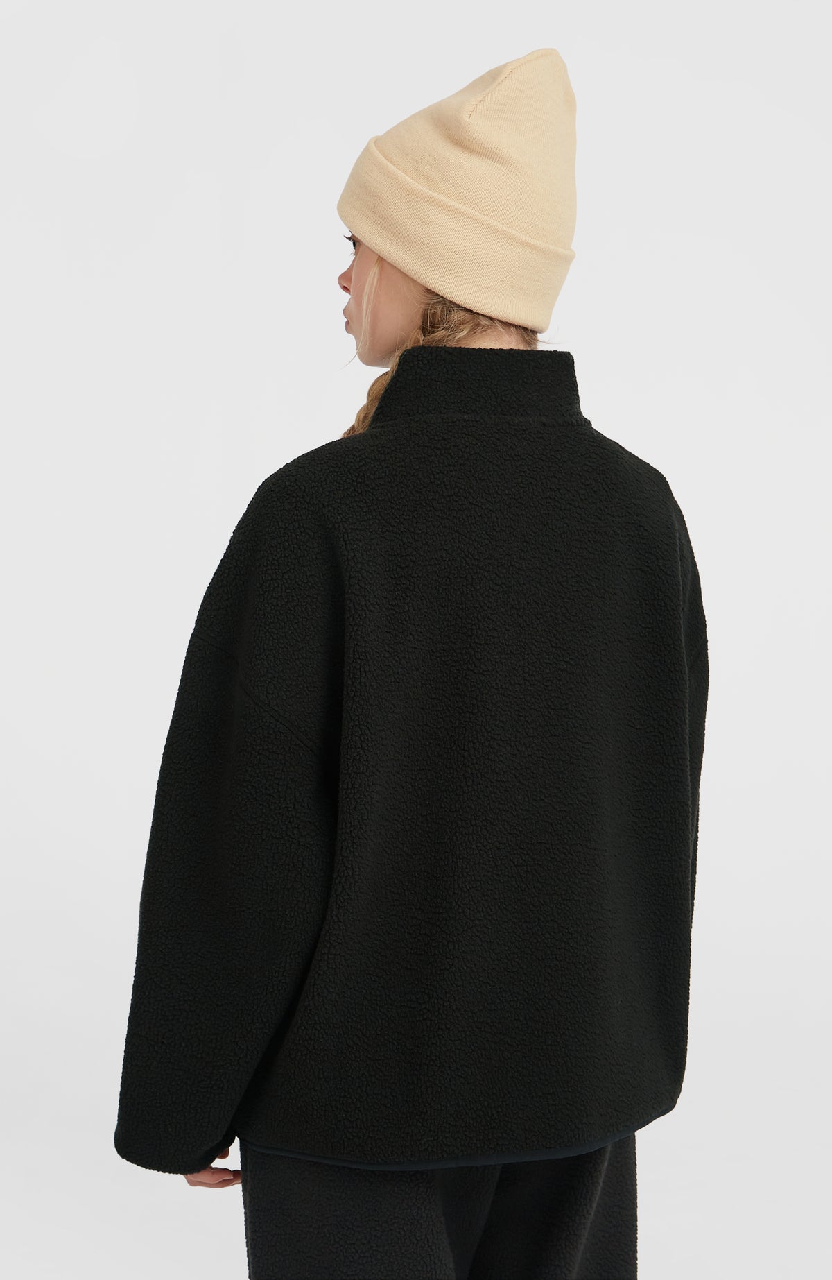 Flauschige Must-Have Fleecejacke für Damen, schwarz, Rückansicht am Model mit hohem Stehkragen