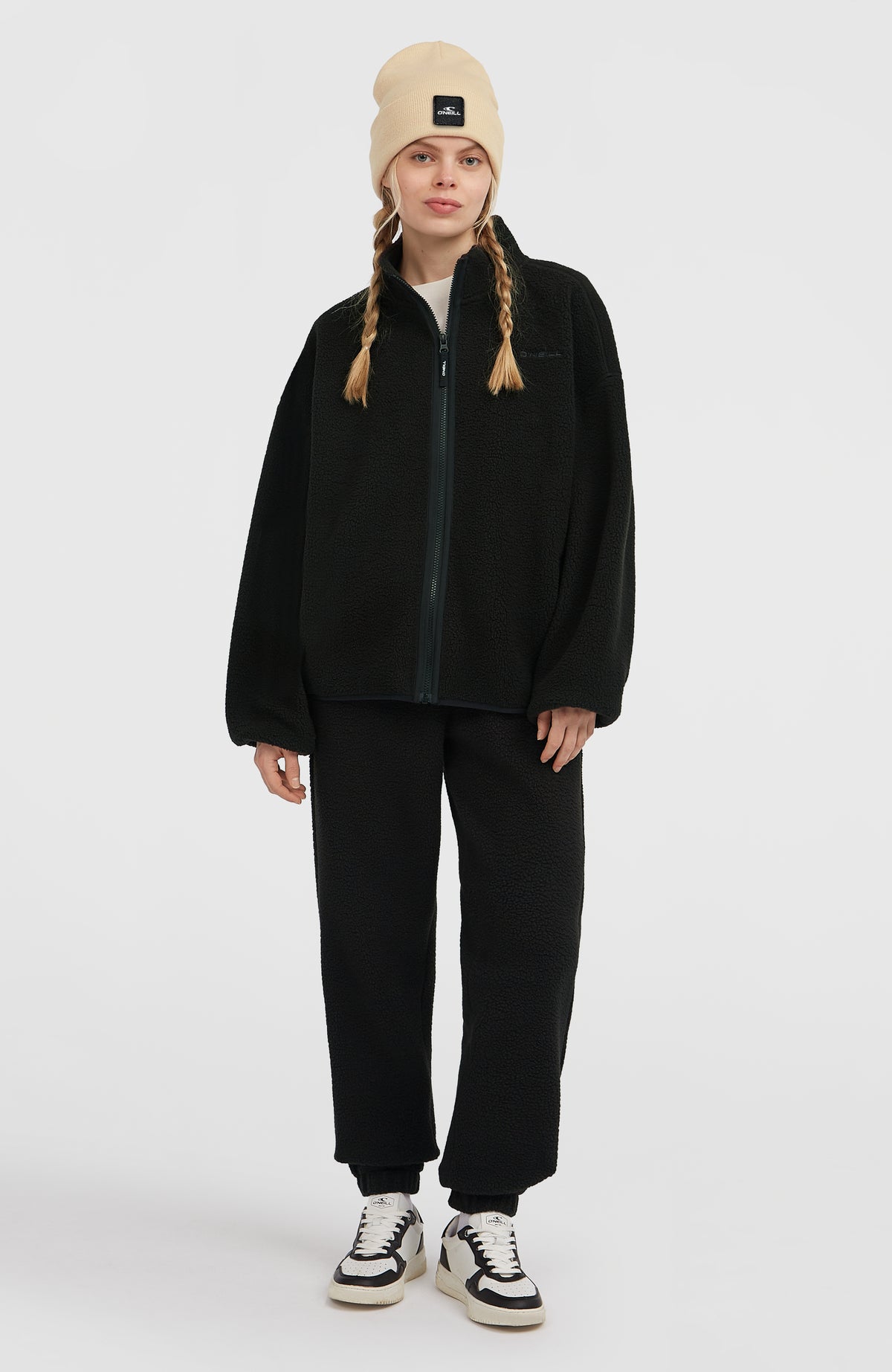 Flauschige Must-Have Fleecejacke für Damen, schwarz, Ganzkörperansicht von vorne getragen am Model