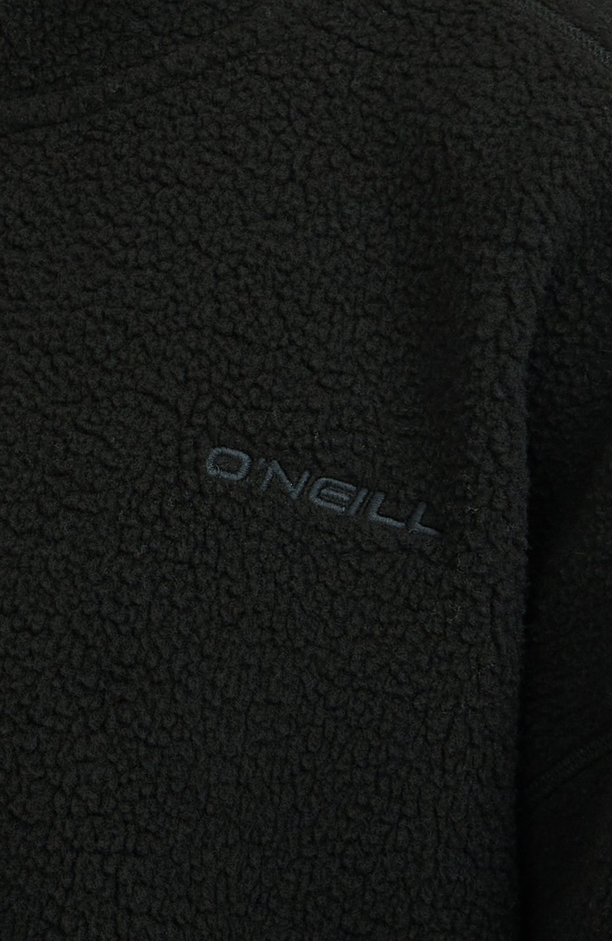 Nahaufnahme des gestickten Logo-Schriftzugs auf der schwarzen Flauschige Must-Have Fleecejacke