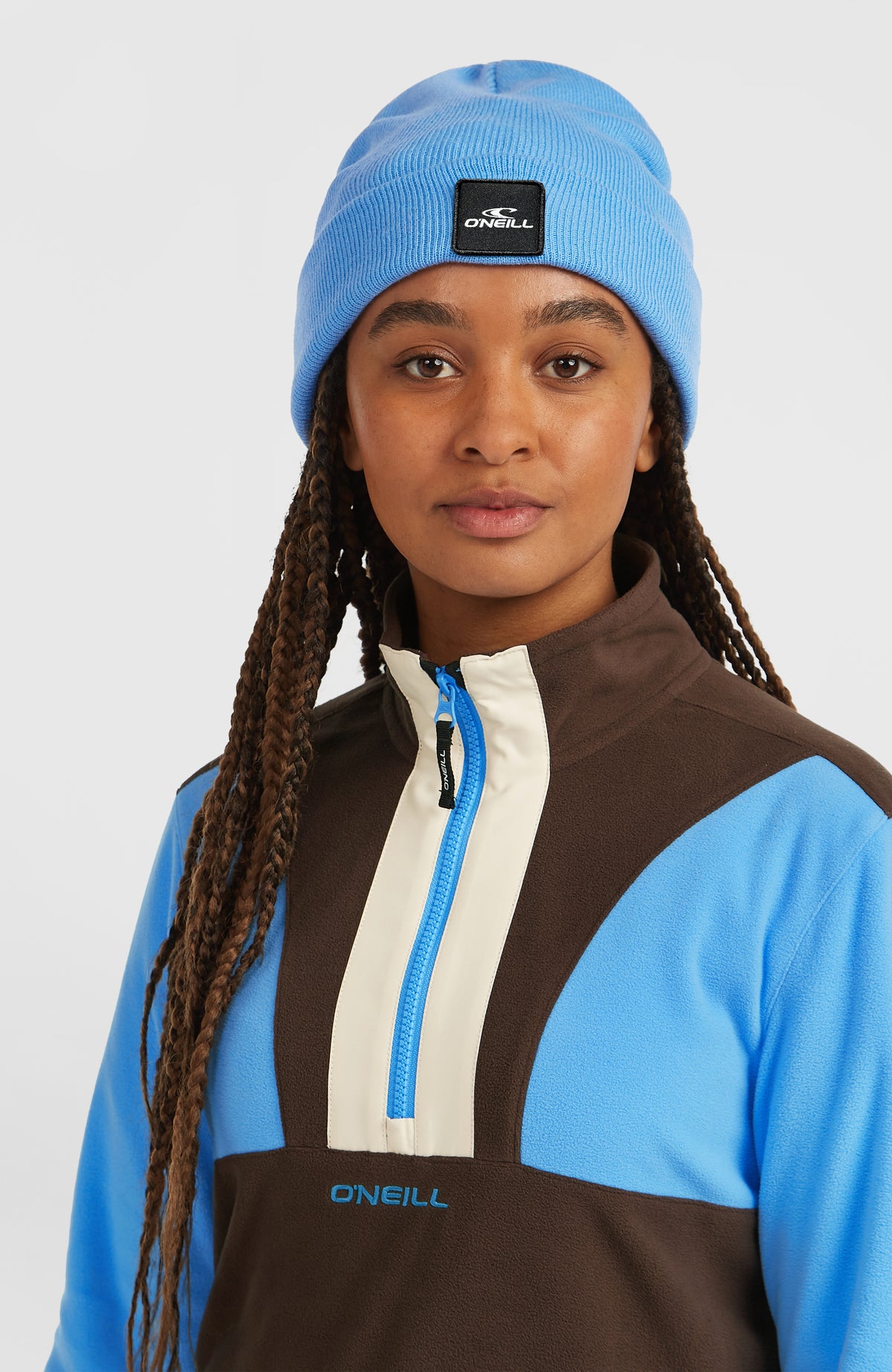 Blauer FWC'Cruz Triple Fleecepullover für Damen, Nahaufnahme von Stehkragen und Halbreißverschluss am Model