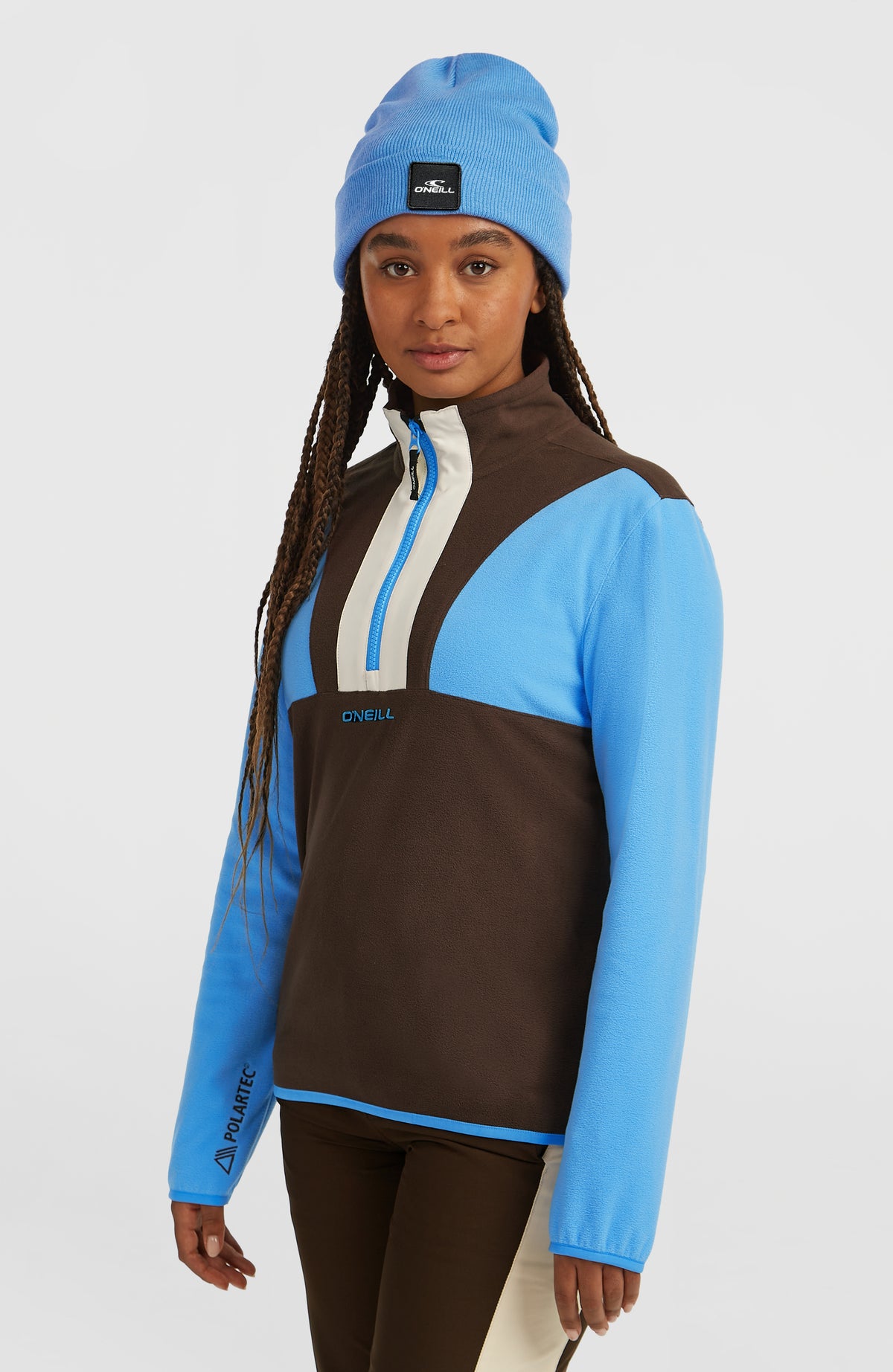FWC'Cruz Triple Fleecepullover für Damen, blau, leicht schräge Vorderansicht am Model mit Logo-Detail