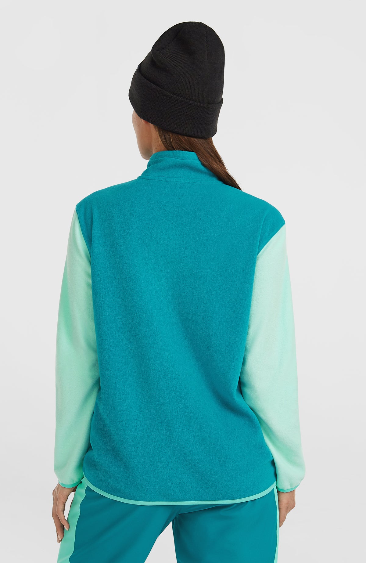 FWC'Cruz Triple Fleecepullover für Damen, grün, Rückansicht am Model mit farblich abgesetzten Ärmeln