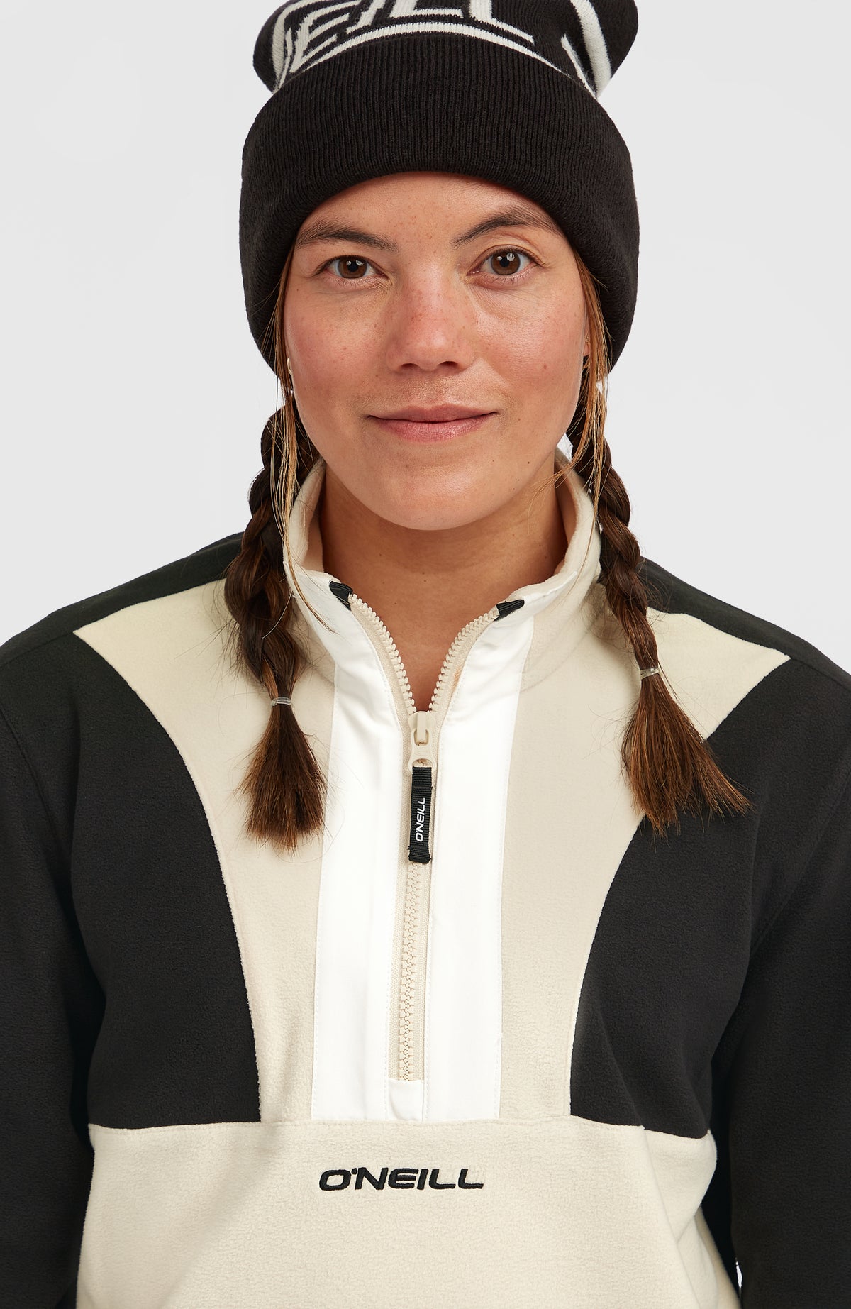 FWC'Cruz Triple Fleecepullover für Damen, schwarz, Nahaufnahme des Oberteils am Model