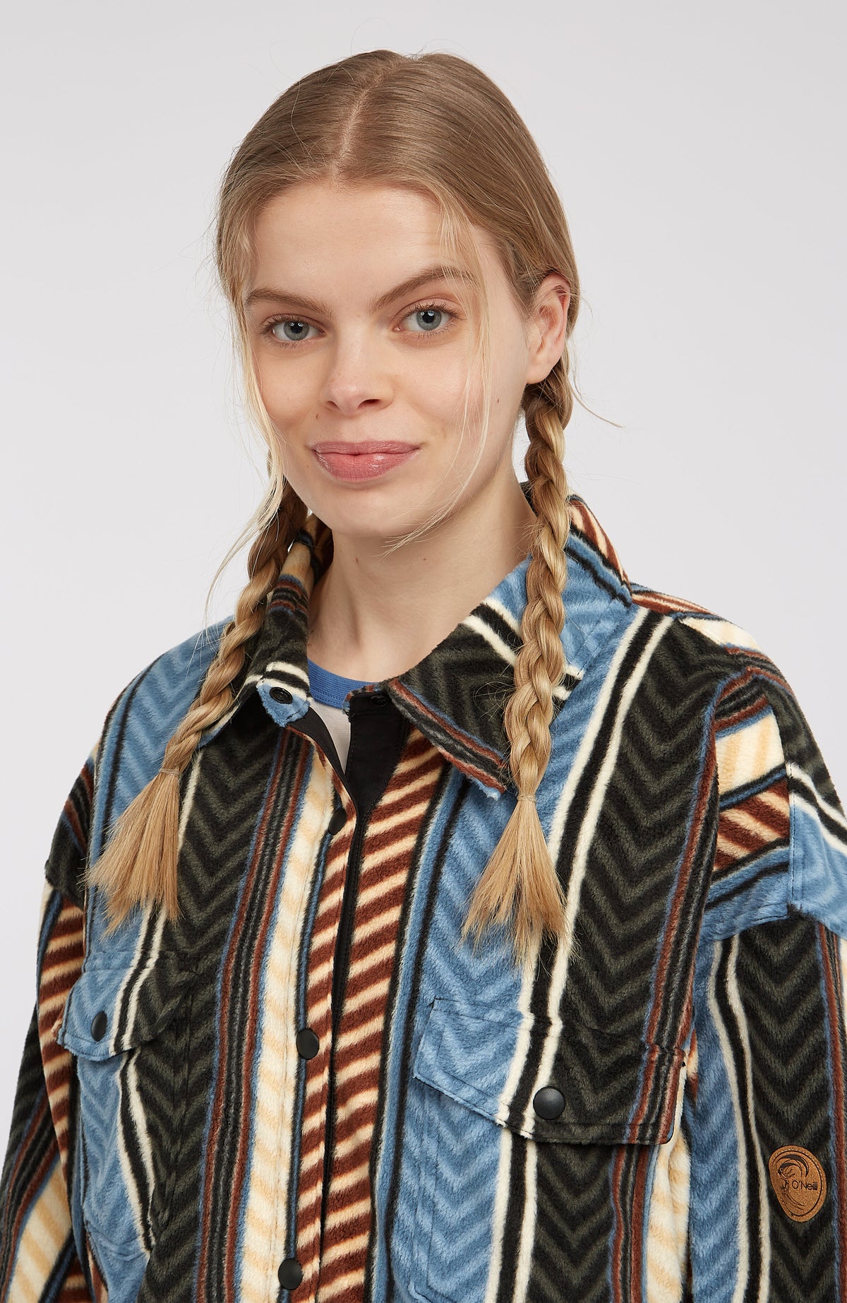 O'Riginals Superfleece Hemd für Damen, blau mit Streifenmuster in Braun und Beige, Nahaufnahme des Kragens