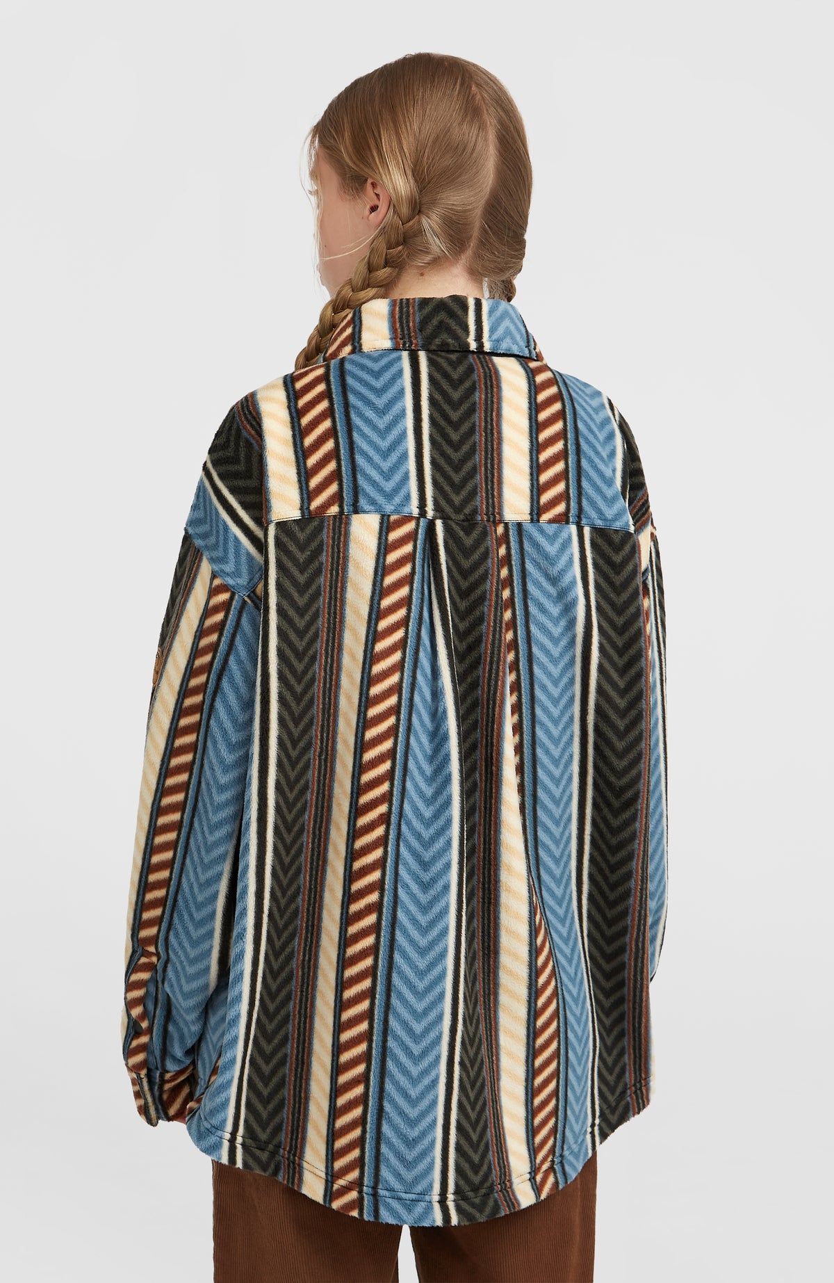 O'Riginals Superfleece Hemd für Damen, blau mit Streifenmuster in Braun und Beige, Rückansicht getragen am Model