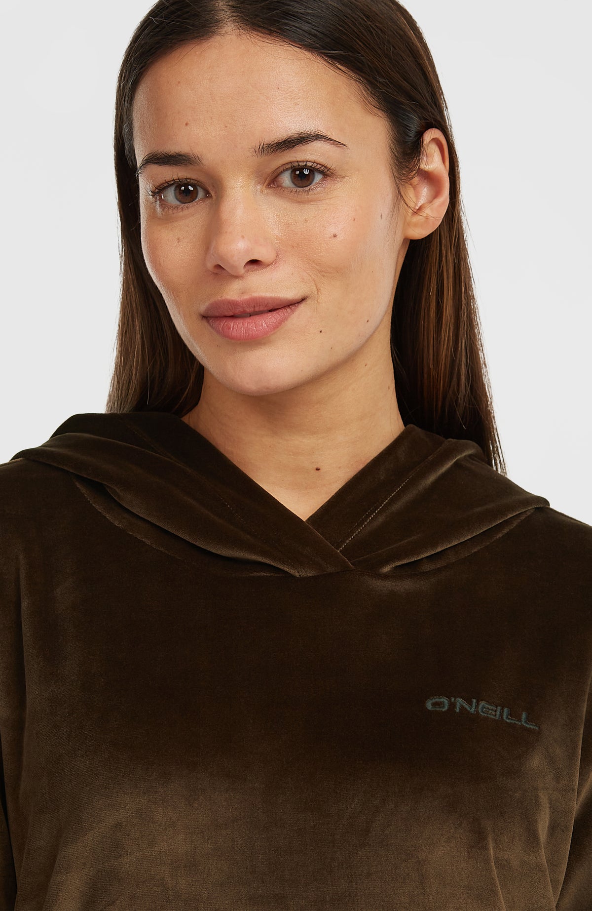 FWC'Cruz Velour Hoodie für Damen, braun, Nahaufnahme von Kragen und gesticktem Logo-Schriftzug