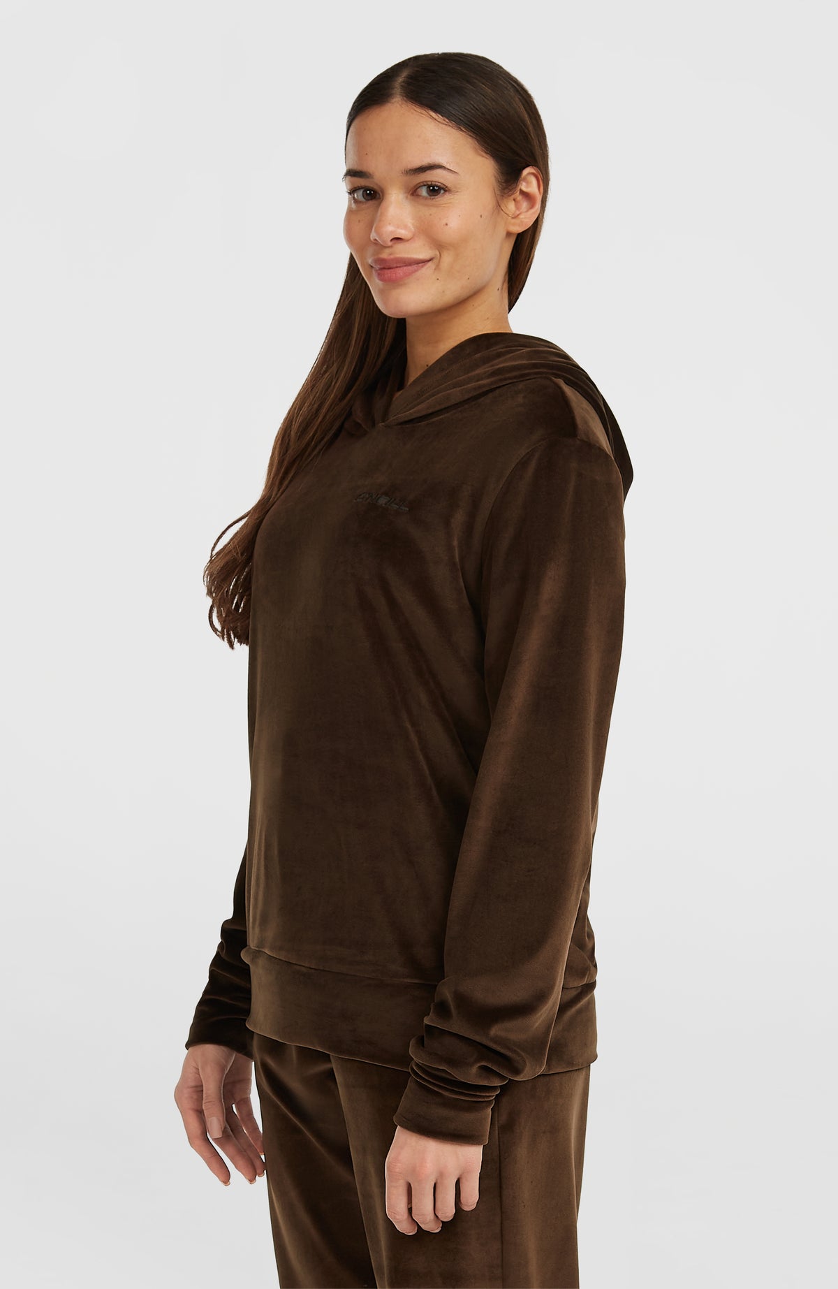 FWC'Cruz Velour Hoodie für Damen, braun, Seitenansicht, getragen am Model mit elastischem Saum