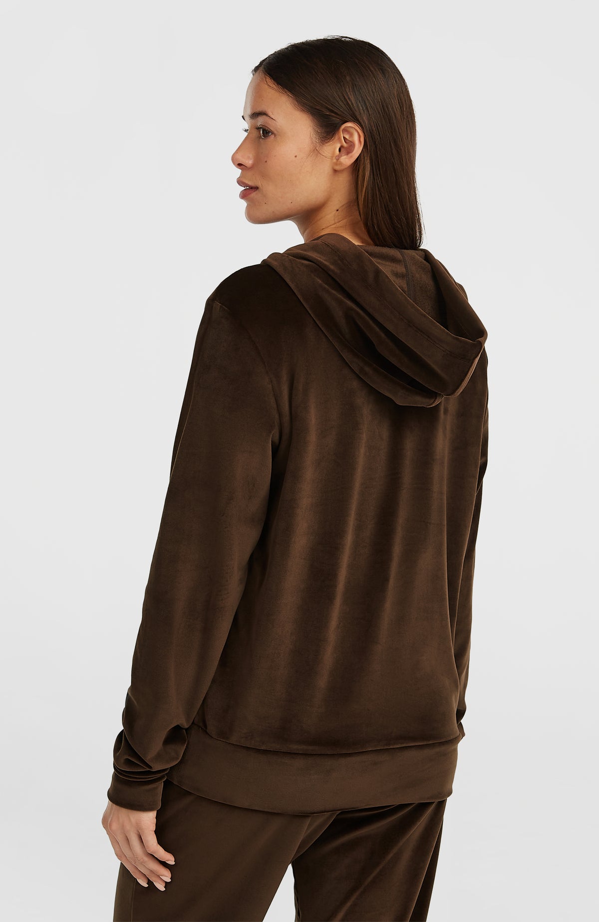 FWC'Cruz Velour Hoodie für Damen, braun, Rückansicht am Model mit locker fallender Kapuze