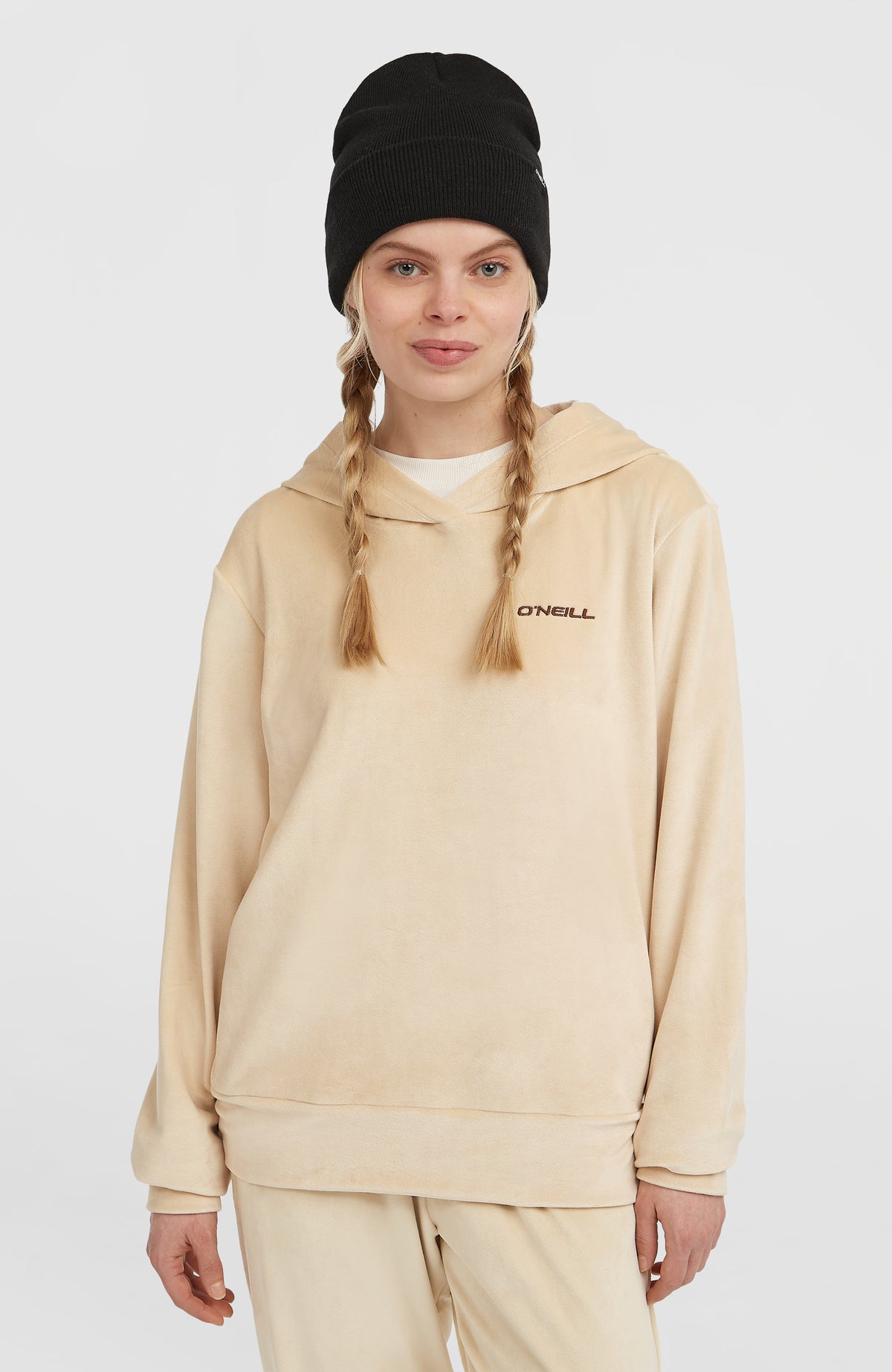 O'Neill FWC'Cruz Velour Hoodie für Damen, beige, Vorderansicht am Model mit Logo-Stickerei auf der Brust