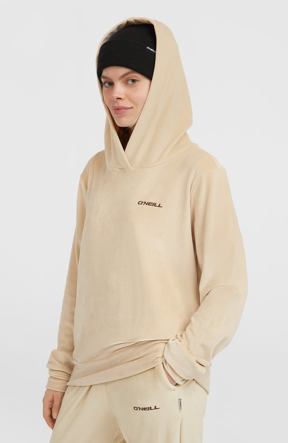 FWC'Cruz Velour Hoodie für Damen, beige, Dreiviertelansicht am Model mit aufgesetzter Kapuze