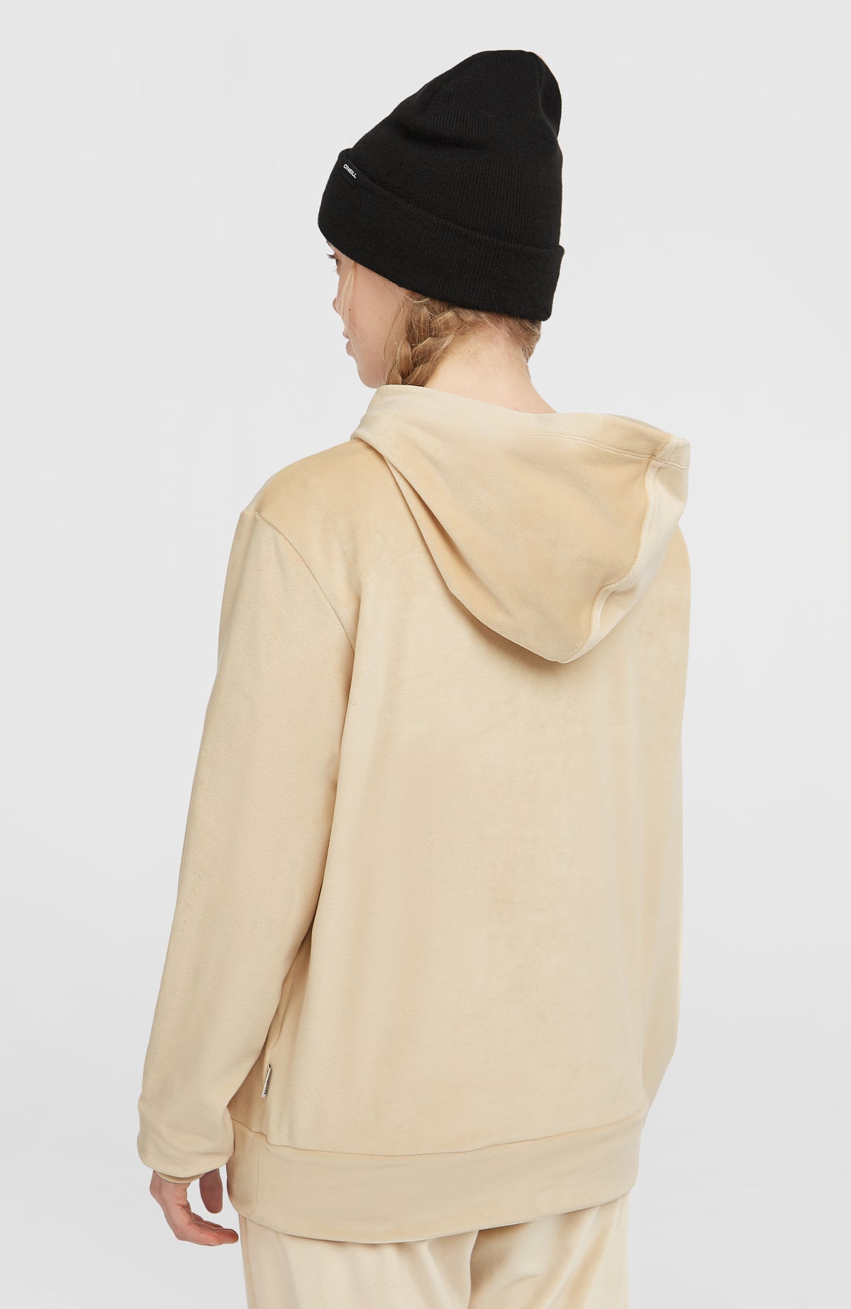 FWC'Cruz Velour Hoodie für Damen, beige, Rückansicht am Model mit Kapuze und elastischem Saum