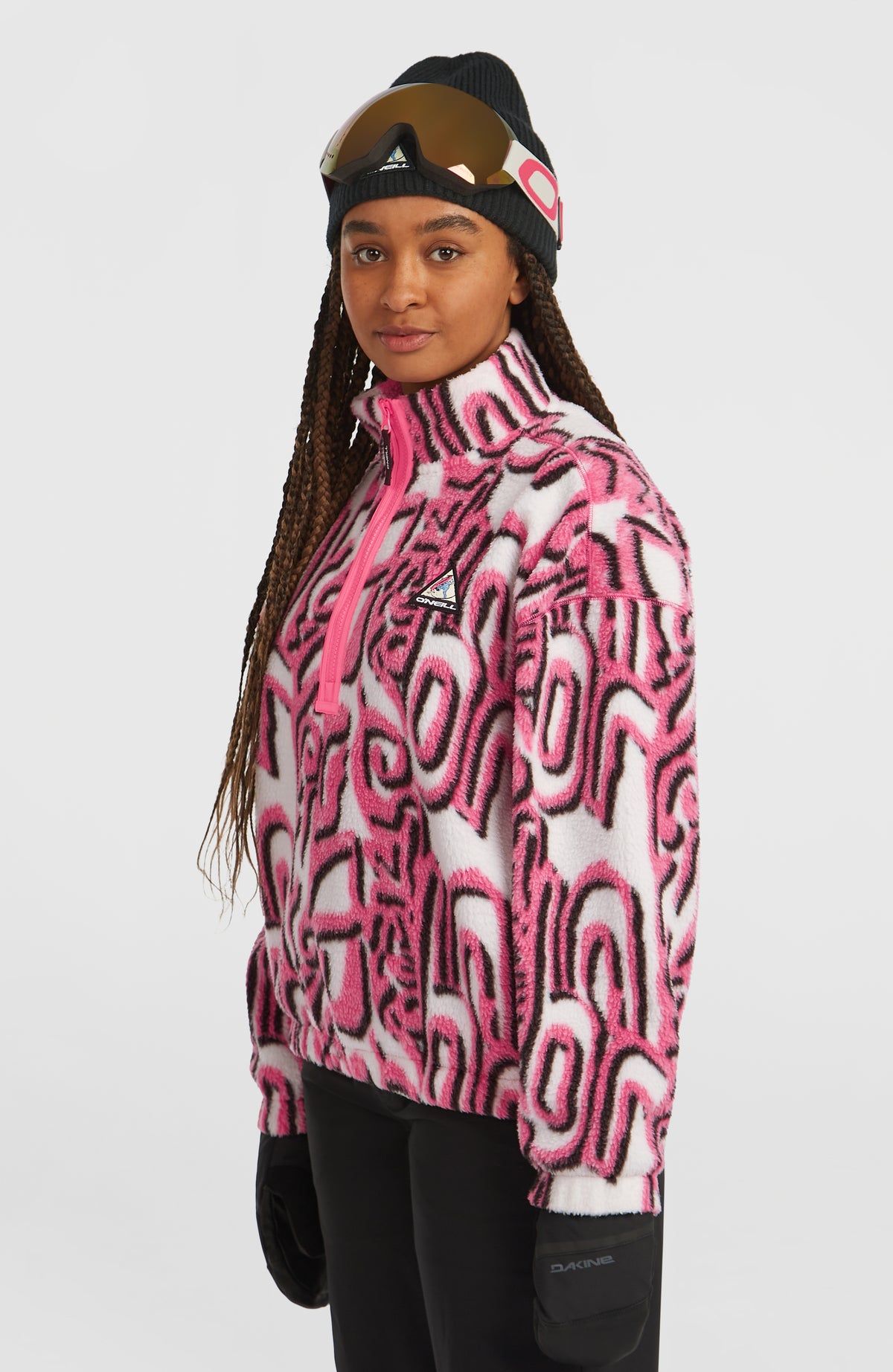 FWC'Play Hyperfleece Pullover für Damen, weiß mit Grafikmuster in Pink und Schwarz, Halbprofilansicht am Model