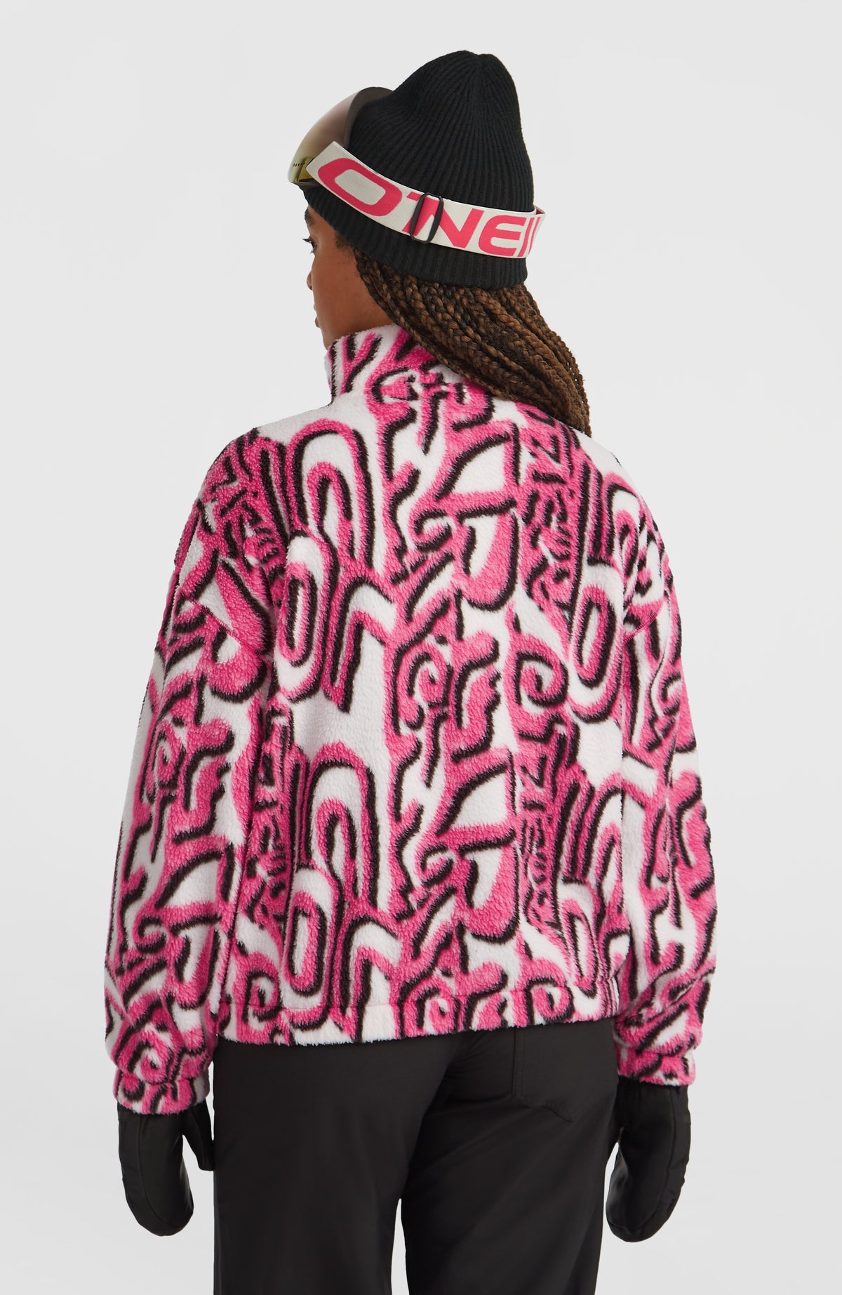 FWC'Play Hyperfleece Pullover für Damen, weiß mit Grafikmuster in Pink und Schwarz, Rückansicht am Model