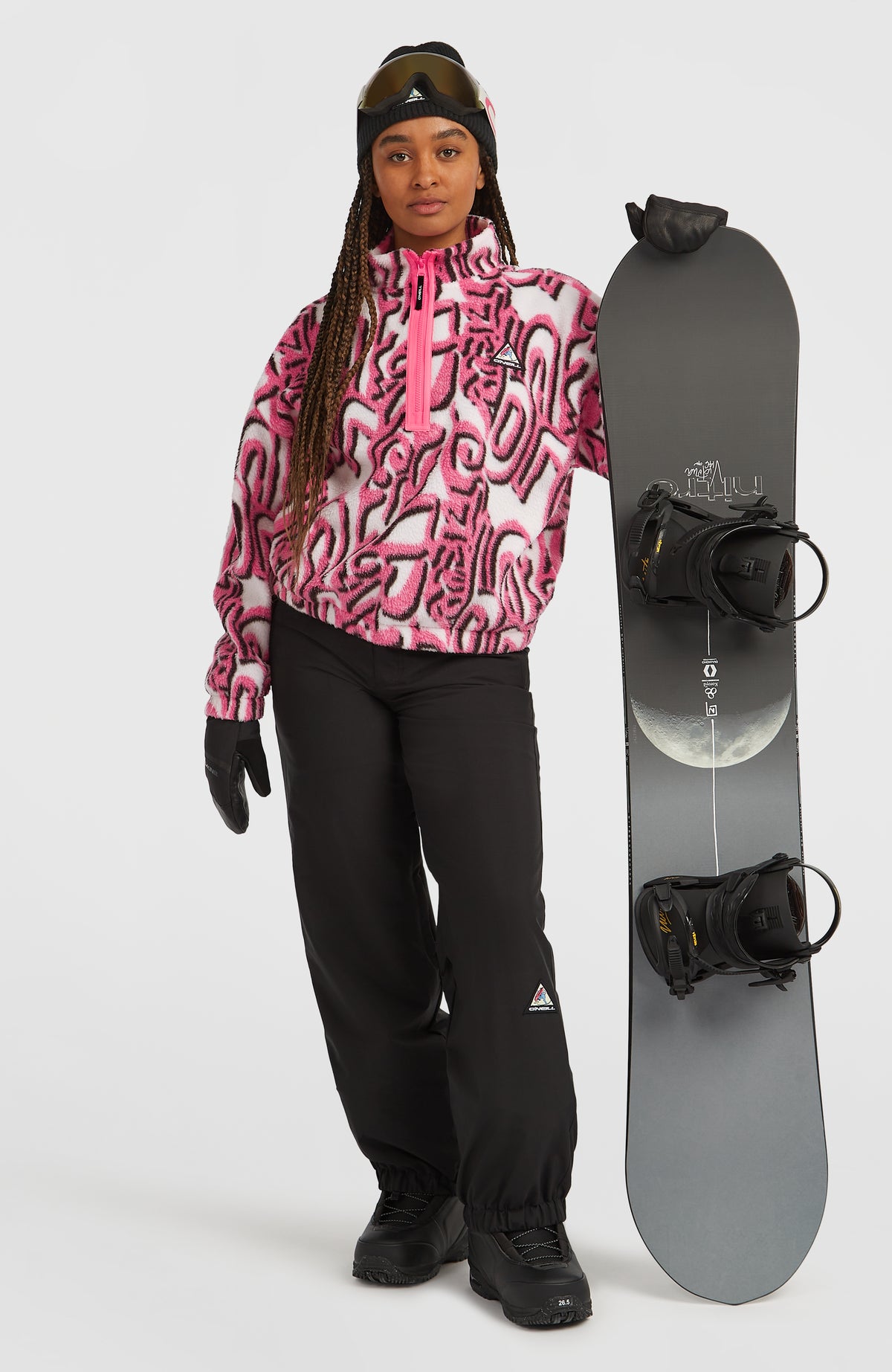 FWC'Play Hyperfleece Pullover für Damen, weiß mit Grafikmuster in Pink und Schwarz, Ganzkörperansicht am Model