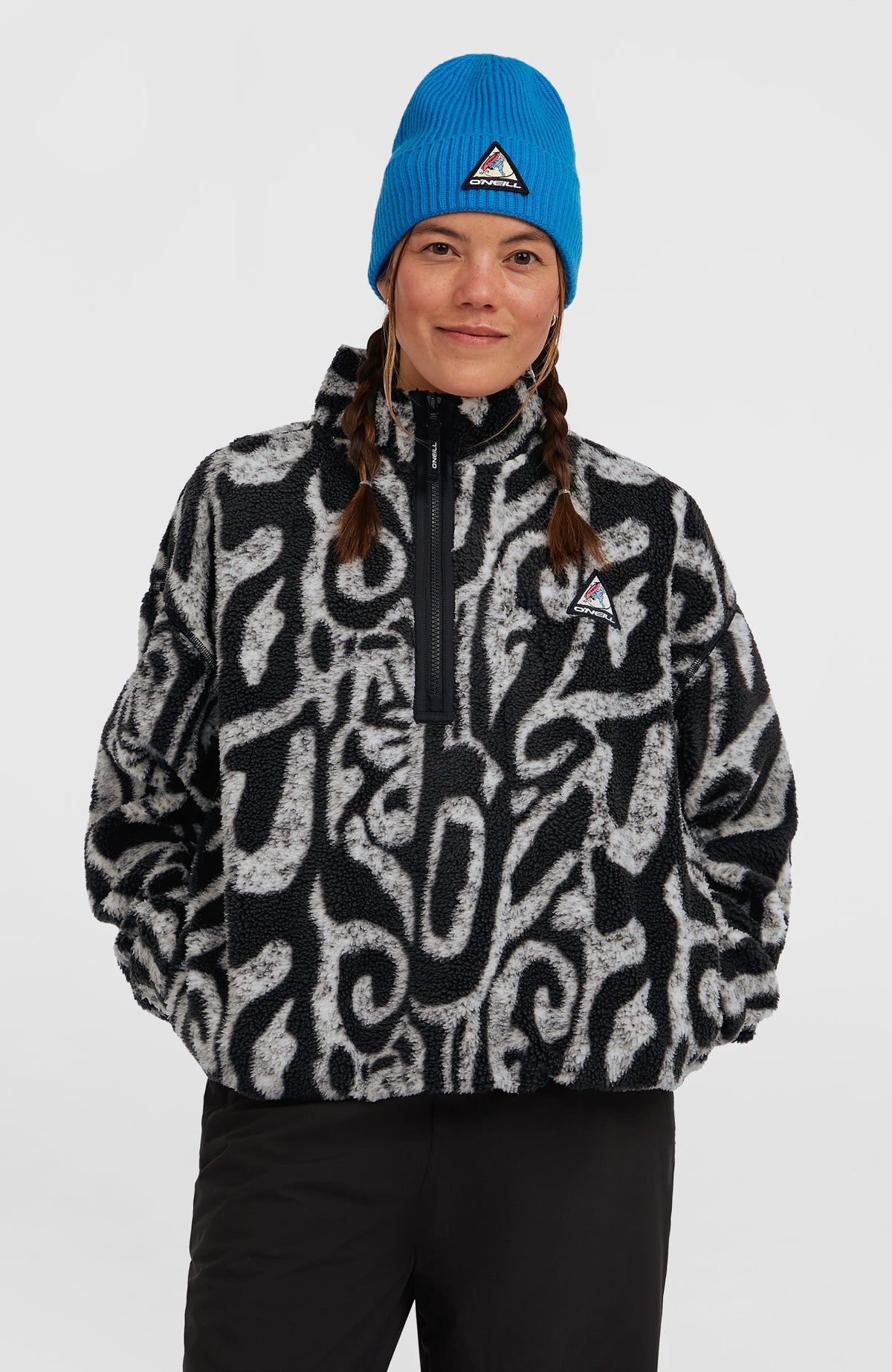 O'Neill FWC'Play Hyperfleece Pullover für Damen, schwarz mit Allover-Muster in Weiß, Vorderansicht am Model