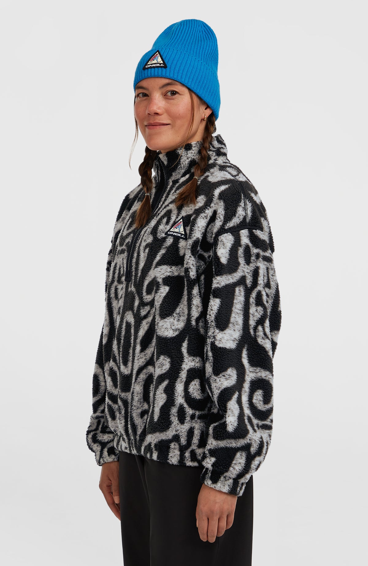 FWC'Play Hyperfleece Pullover für Damen, schwarz mit Allover-Muster in Weiß, Halbprofilansicht am Model