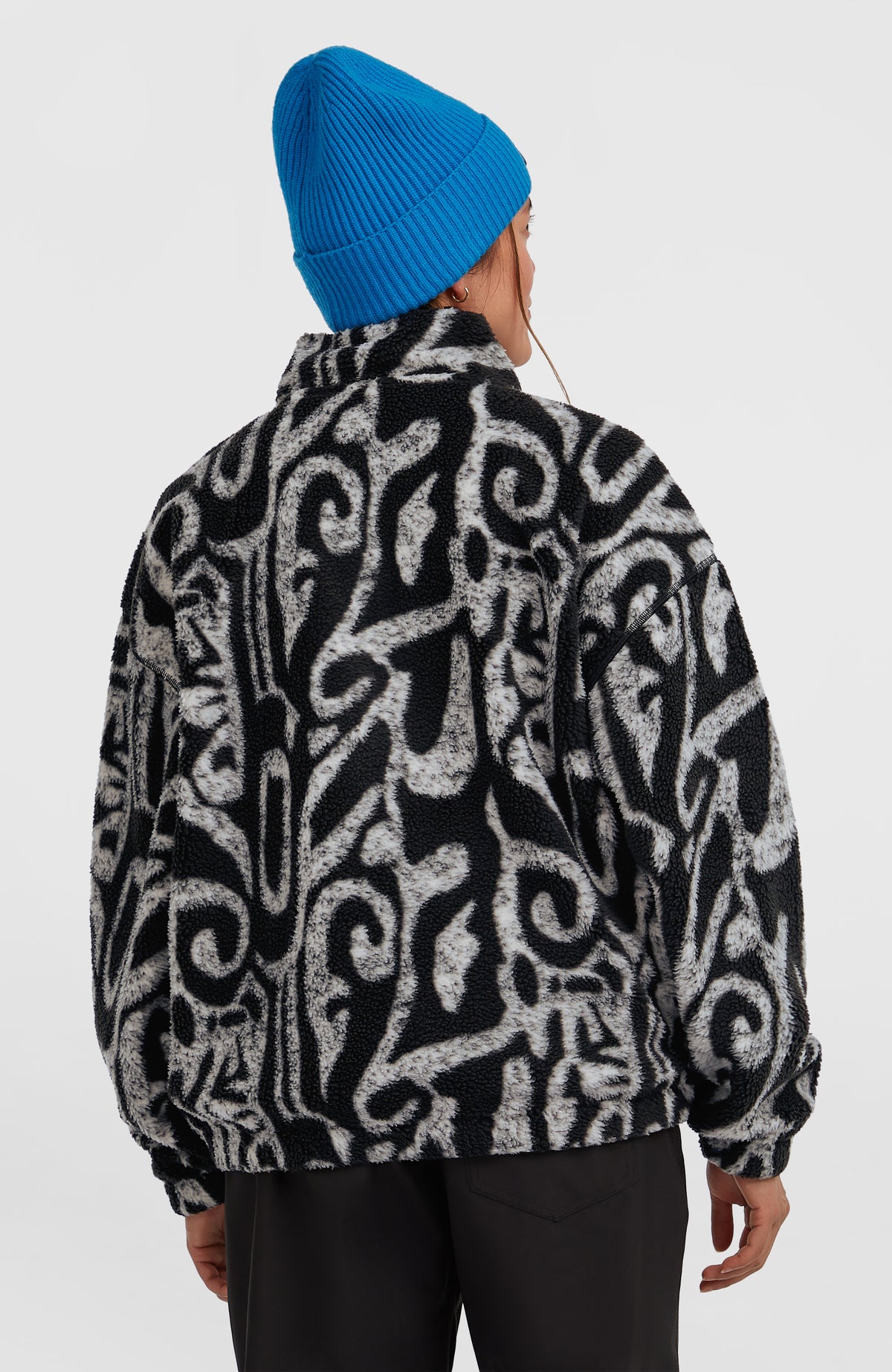 FWC'Play Hyperfleece Pullover für Damen, schwarz mit Allover-Muster in Weiß, Rückansicht am Model