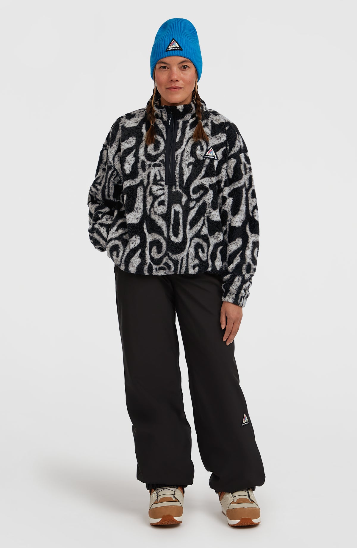 FWC'Play Hyperfleece Pullover für Damen, schwarz mit Allover-Muster in Weiß, Ganzkörperansicht am Model