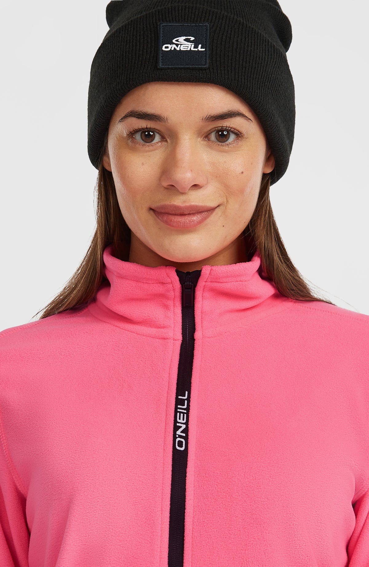 Nahaufnahme von Kragen und Reißverschluss der pinken FWC'Cruz Jack's Fleecejacke für Damen am Model
