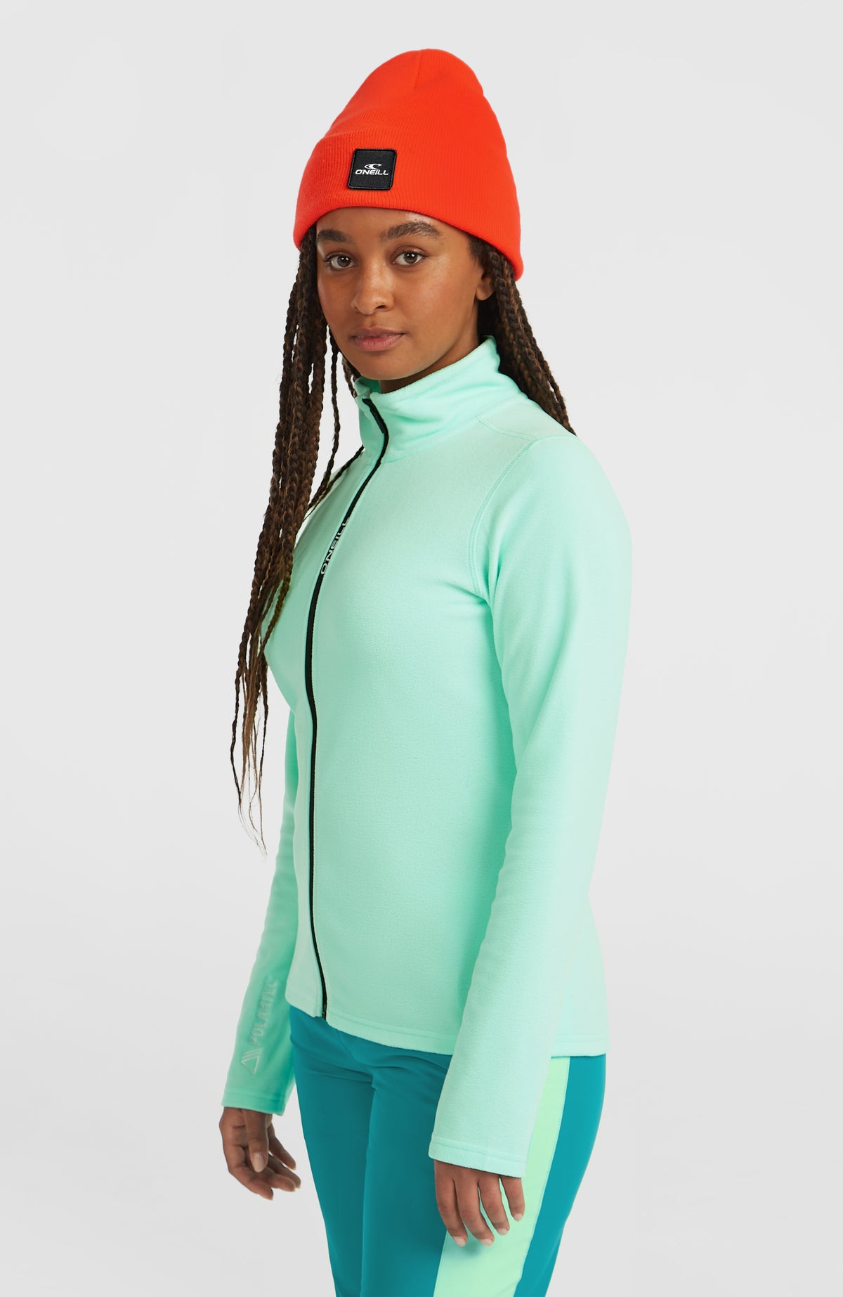 Grüne FWC'Cruz Jack's Fleecejacke für Damen, seitliche Ansicht am Model mit hohem Stehkragen