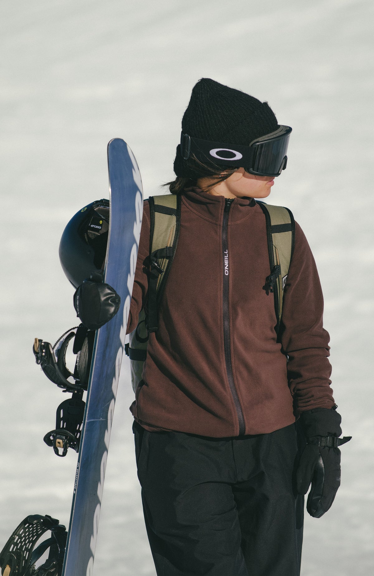 FWC'Cruz Jack's Fleecejacke für Damen in Braun, getragen am Model im Schnee mit Snowboard