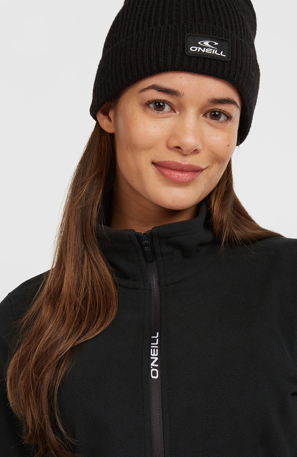 FWC'Cruz Jack's Fleecejacke für Damen, schwarz, Nahaufnahme von Stehkragen und Reißverschluss am Model