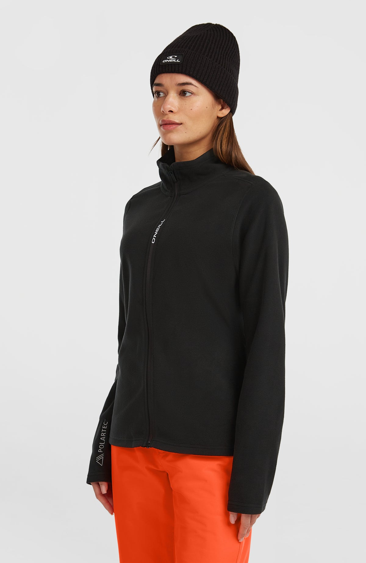 FWC'Cruz Jack's Fleecejacke für Damen, schwarz, Halbprofilansicht am Model mit Schriftzug am Ärmel