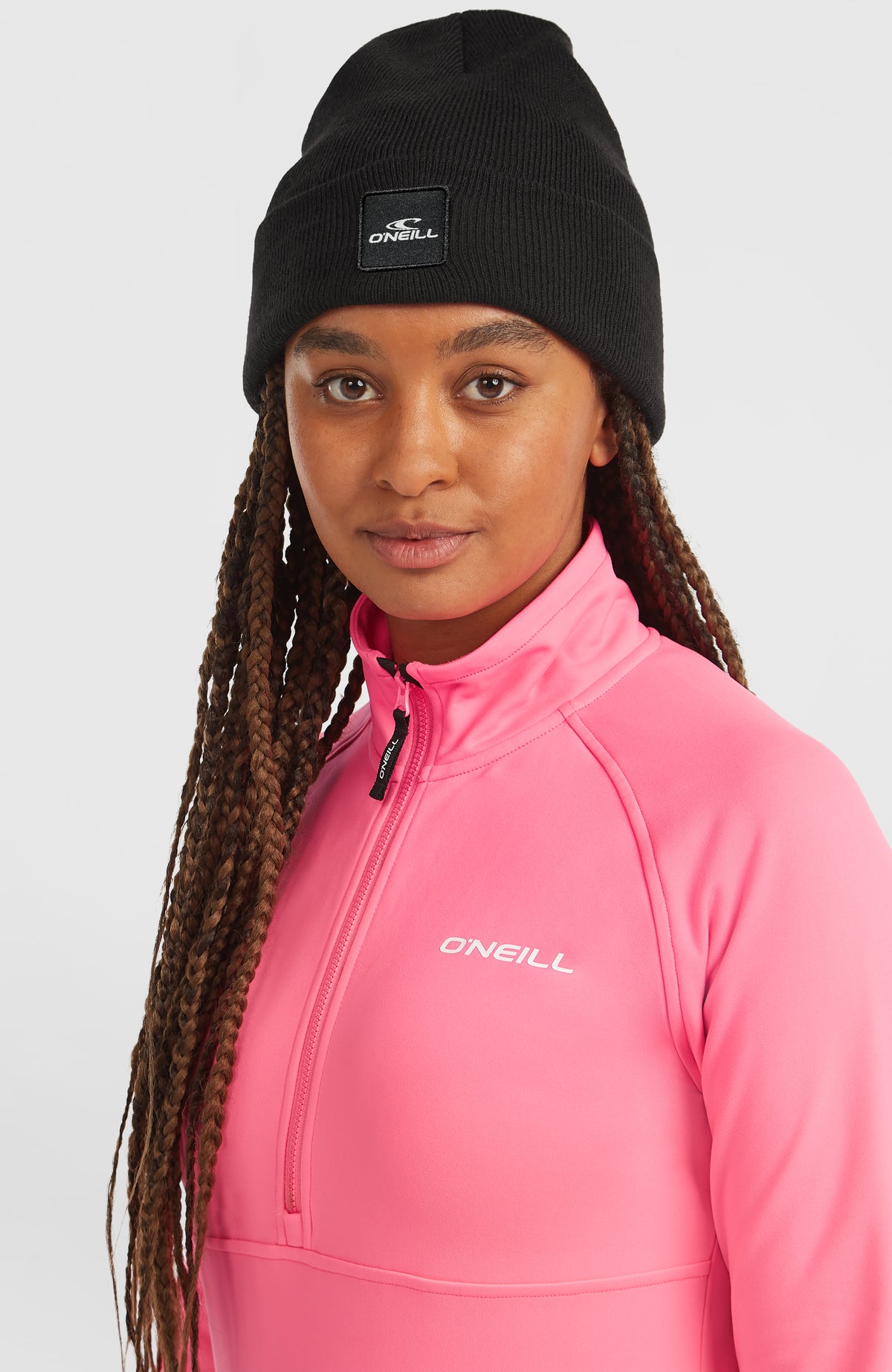 FWC'Cruz Fleecepullover für Damen, pink, Nahaufnahme von Stehkragen, Reißverschluss und Logo-Schriftzug am Model