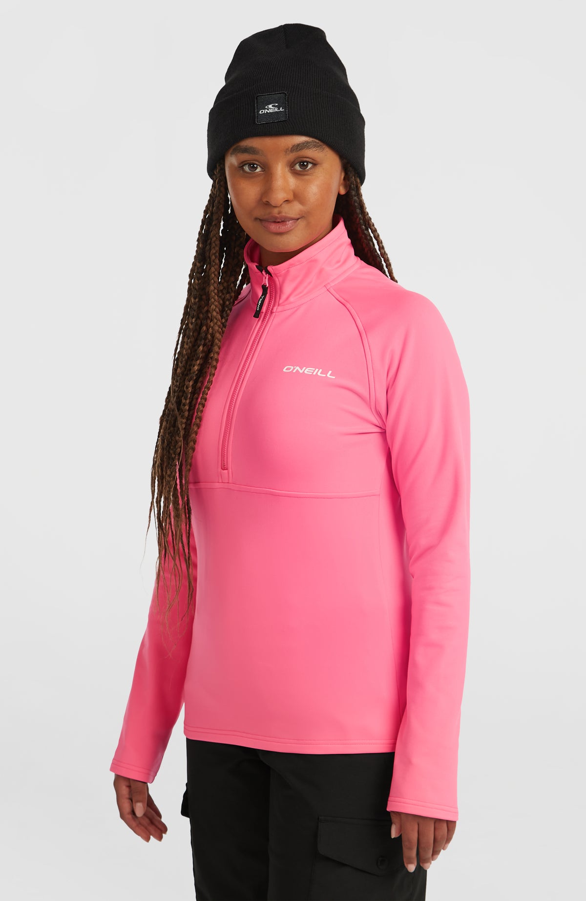 FWC'Cruz Fleecepullover für Damen in Pink, getragen am Model in Ansicht von schräg vorne mit Raglannähten