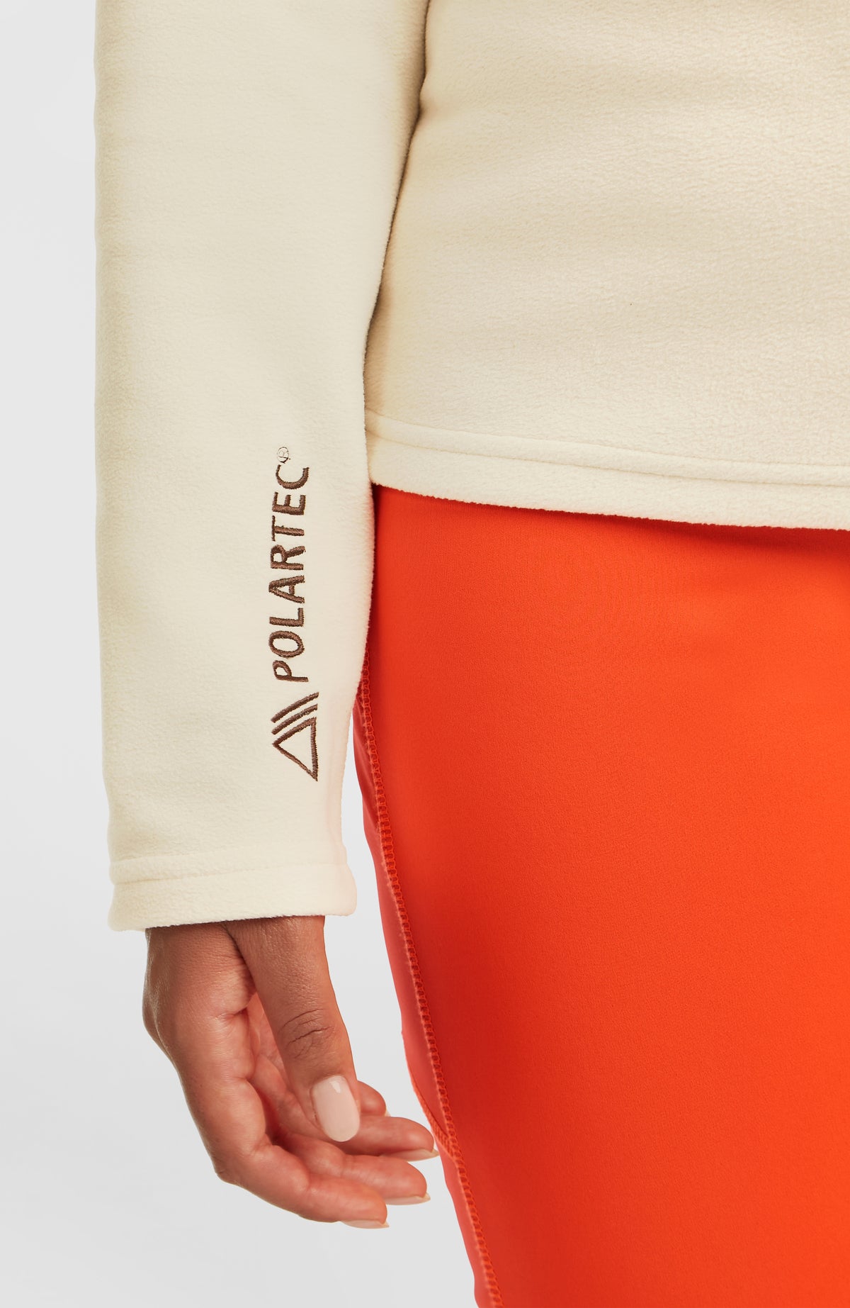 FWC'Cruz Jack's Fleecepullover für Damen, beige, Nahaufnahme des Ärmels mit gesticktem Logo-Schriftzug