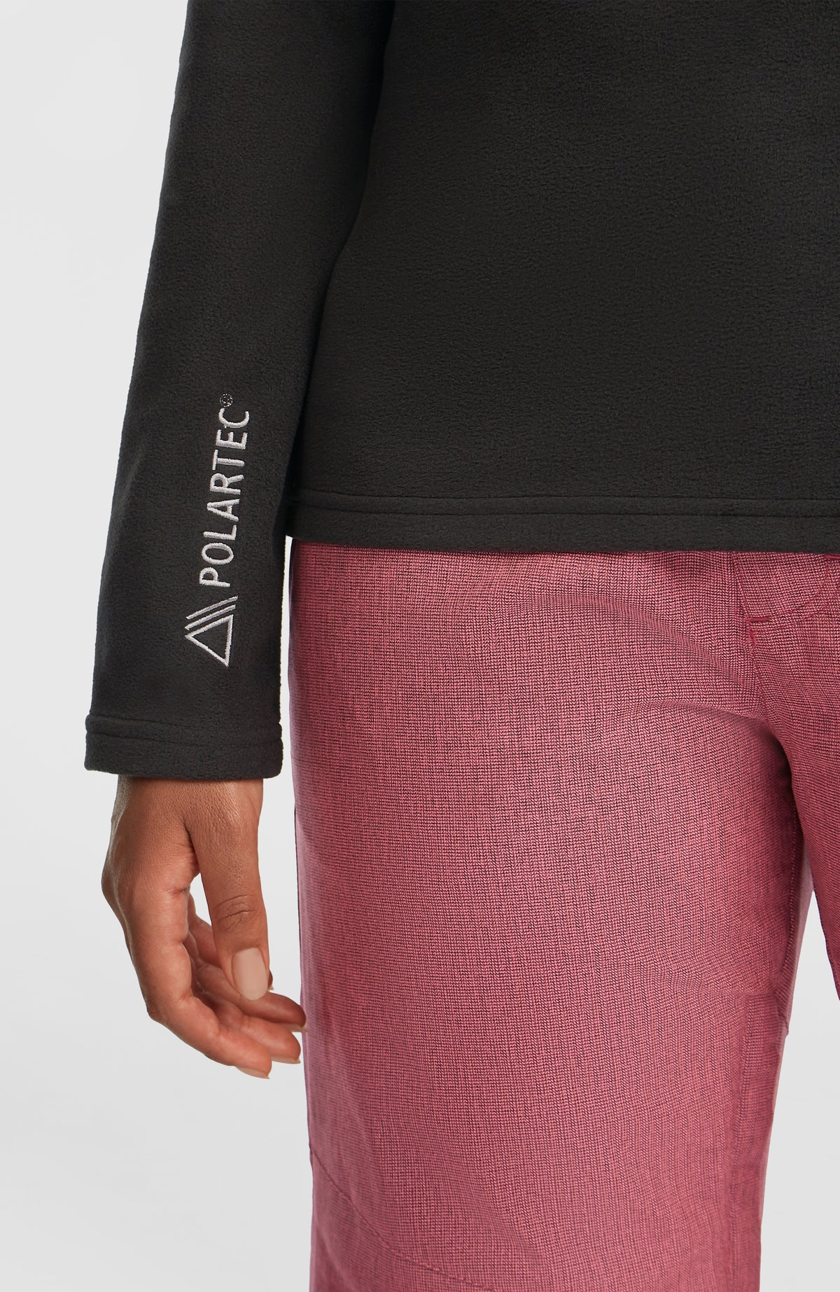 FWC'Cruz Jack's Fleecepullover für Damen in Schwarz, Nahaufnahme des Ärmels mit weißem Polartec-Schriftzug