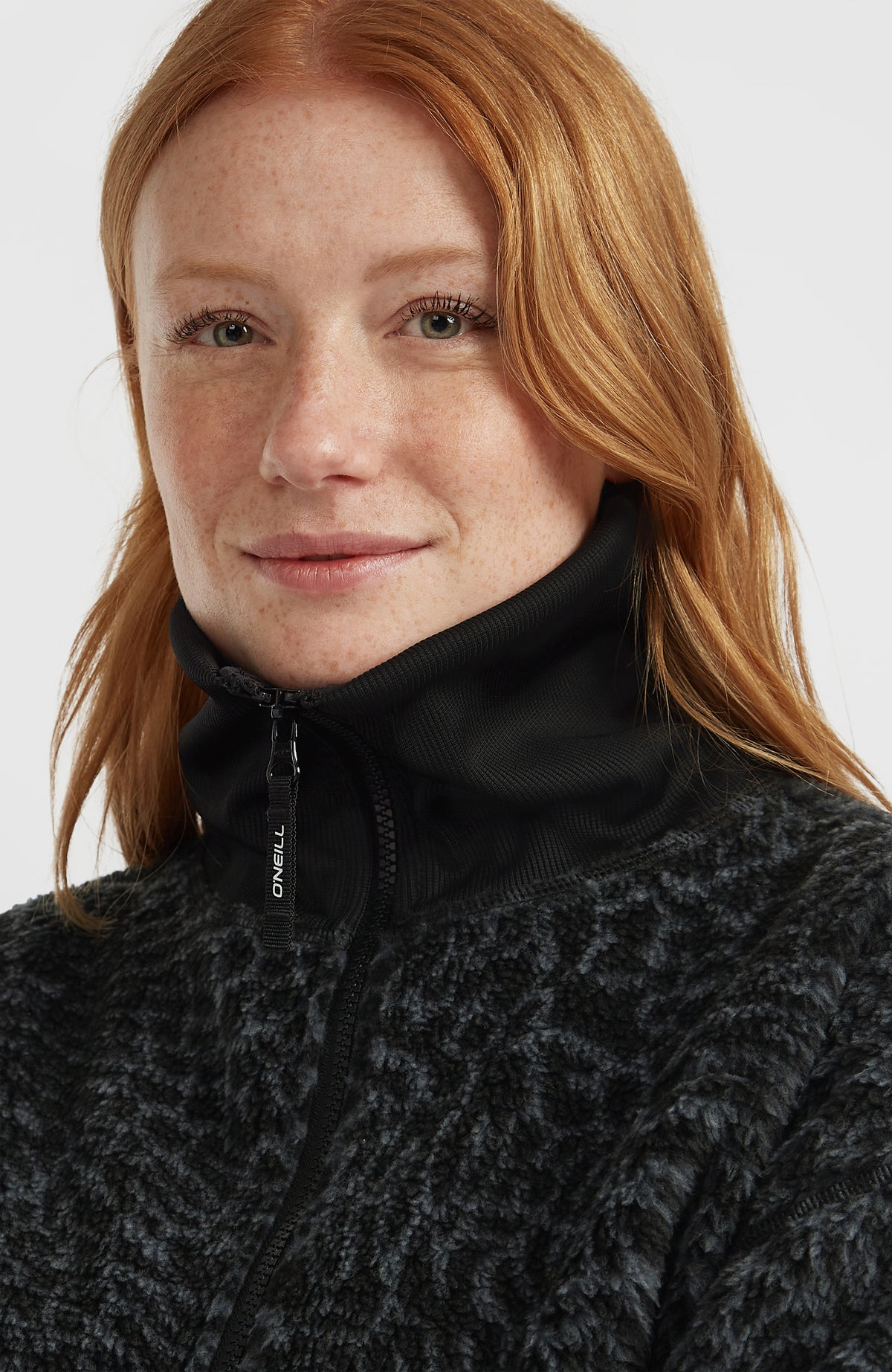 Must-Have Fleecepullover für Damen, schwarz mit Tiermuster in Grau, Nahaufnahme des Stehkragens mit Reißverschluss