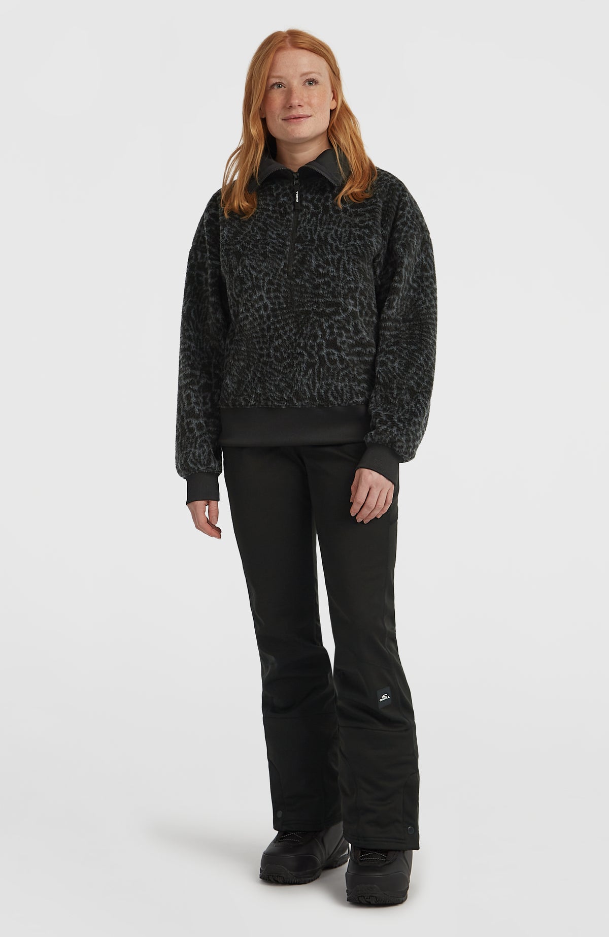 Must-Have Fleecepullover für Damen, schwarz mit Tiermuster in Grau, getragen am Model in der Ganzkörperansicht